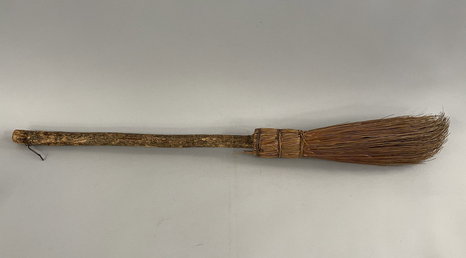 VINTAGE HANDMADE BRANCH HANDLE HEARTH BROOM: VINTAGE HANDMADE BRANCH HANDLE HEARTH BROOM