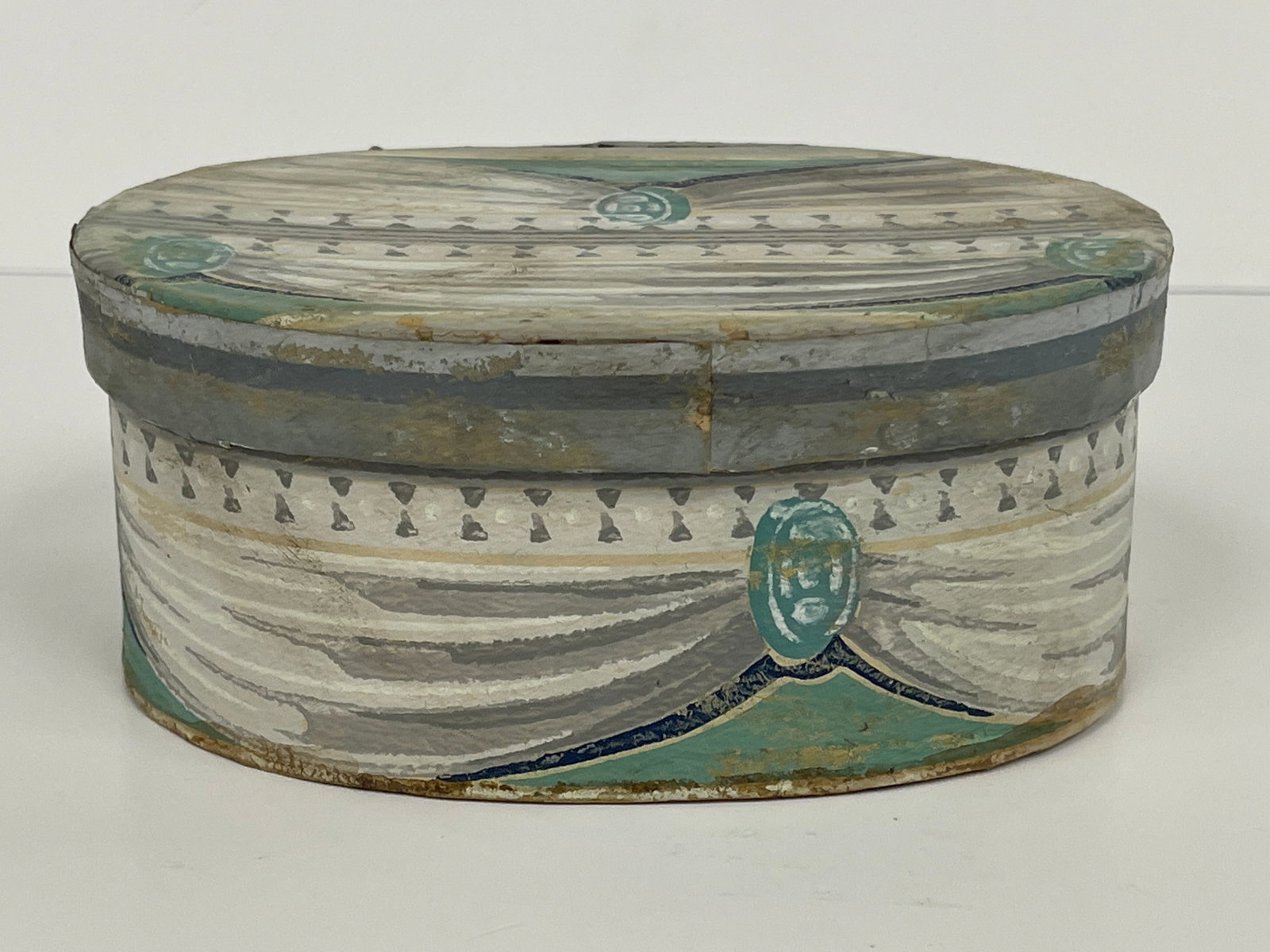 C 1890 5 ¼?? X 3 ¾?? BANDBOX: C 1890 5 ¼” X 3 ¾” BANDBOX WITH GREEN AND CREAM SWAG PAINTED WP AJ