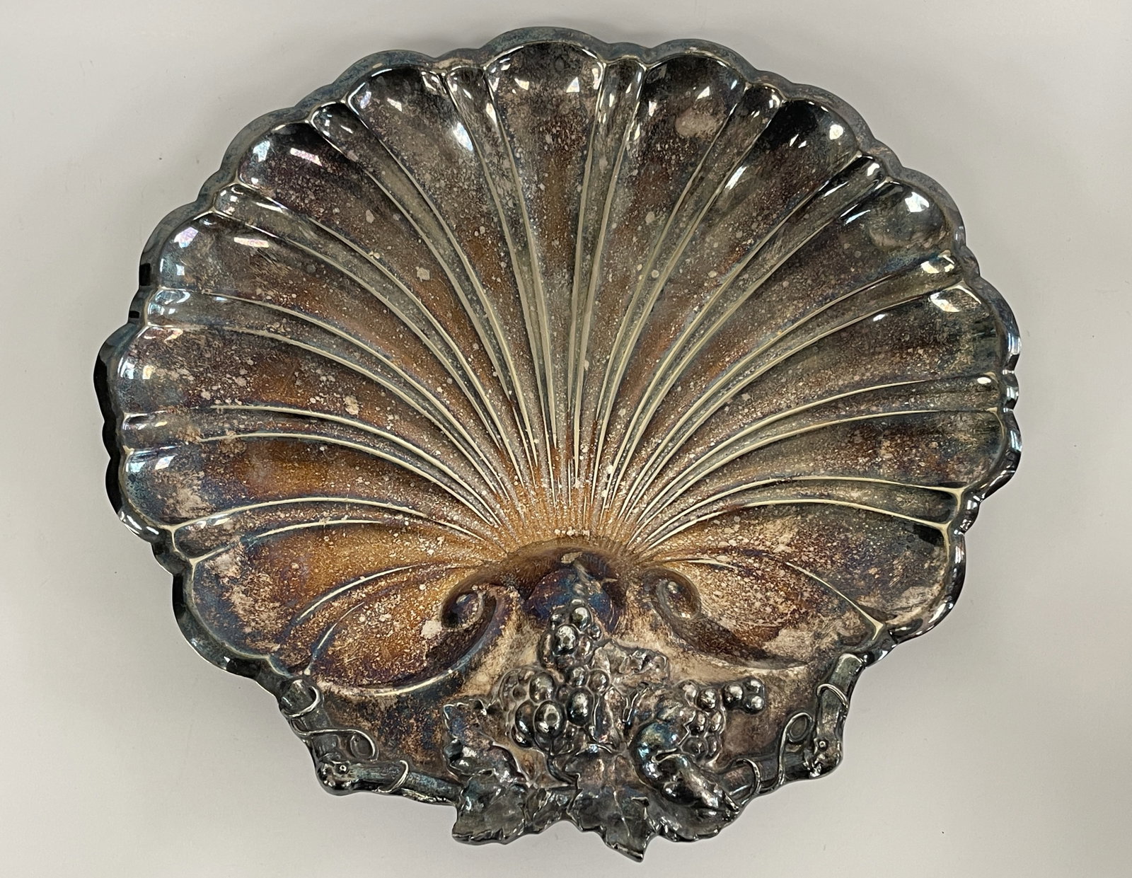 20THC REED AND BARTON SILVER SHELL DISH: 20THC REED AND BARTON SILVER SHELL DISH