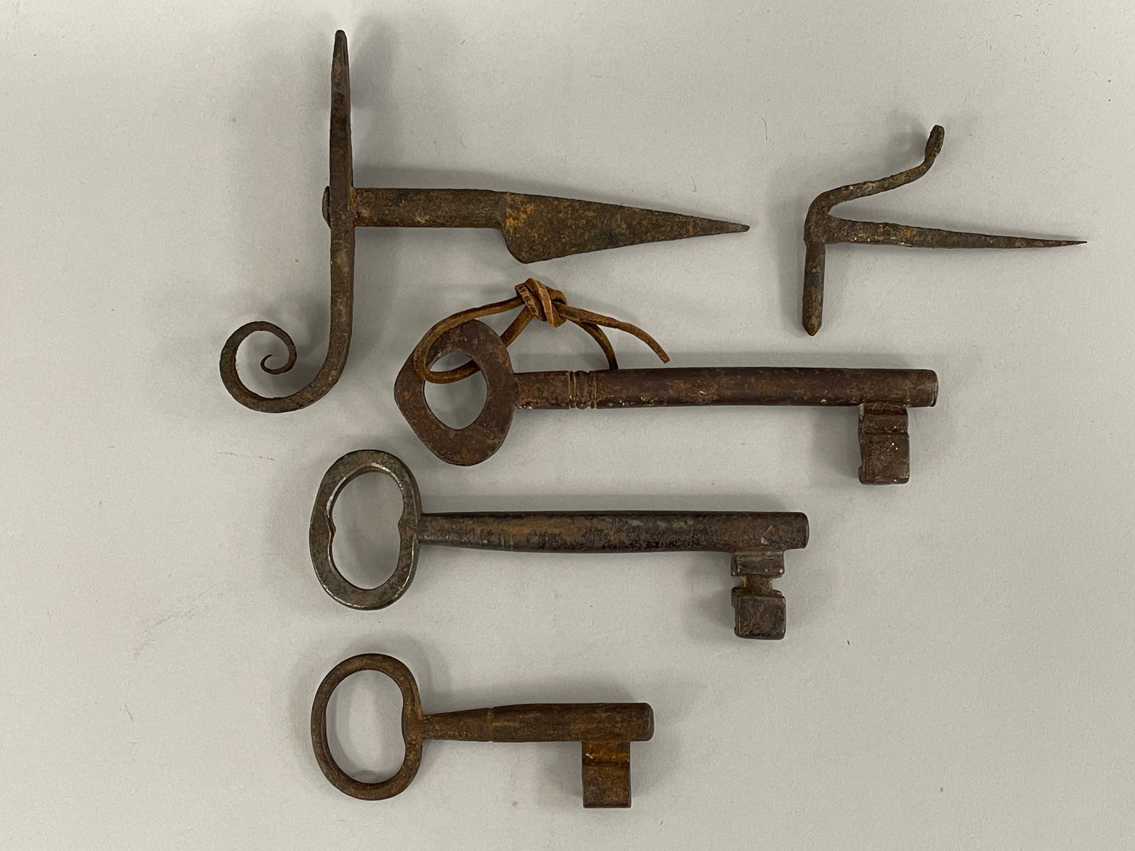 BOX LOT 5PCS. OF EARLY IRON SHUTTER DOGS + KEYS: BOX LOT 5PCS. OF EARLY IRON SHUTTER DOGS + KEYS