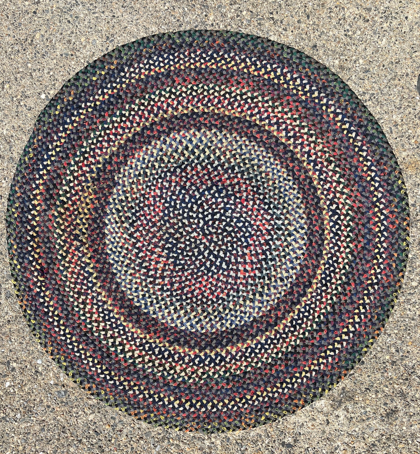 VINTAGE 36" ROUND HAND BRAIDED RUG: VINTAGE 36" ROUND HAND BRAIDED RUG
