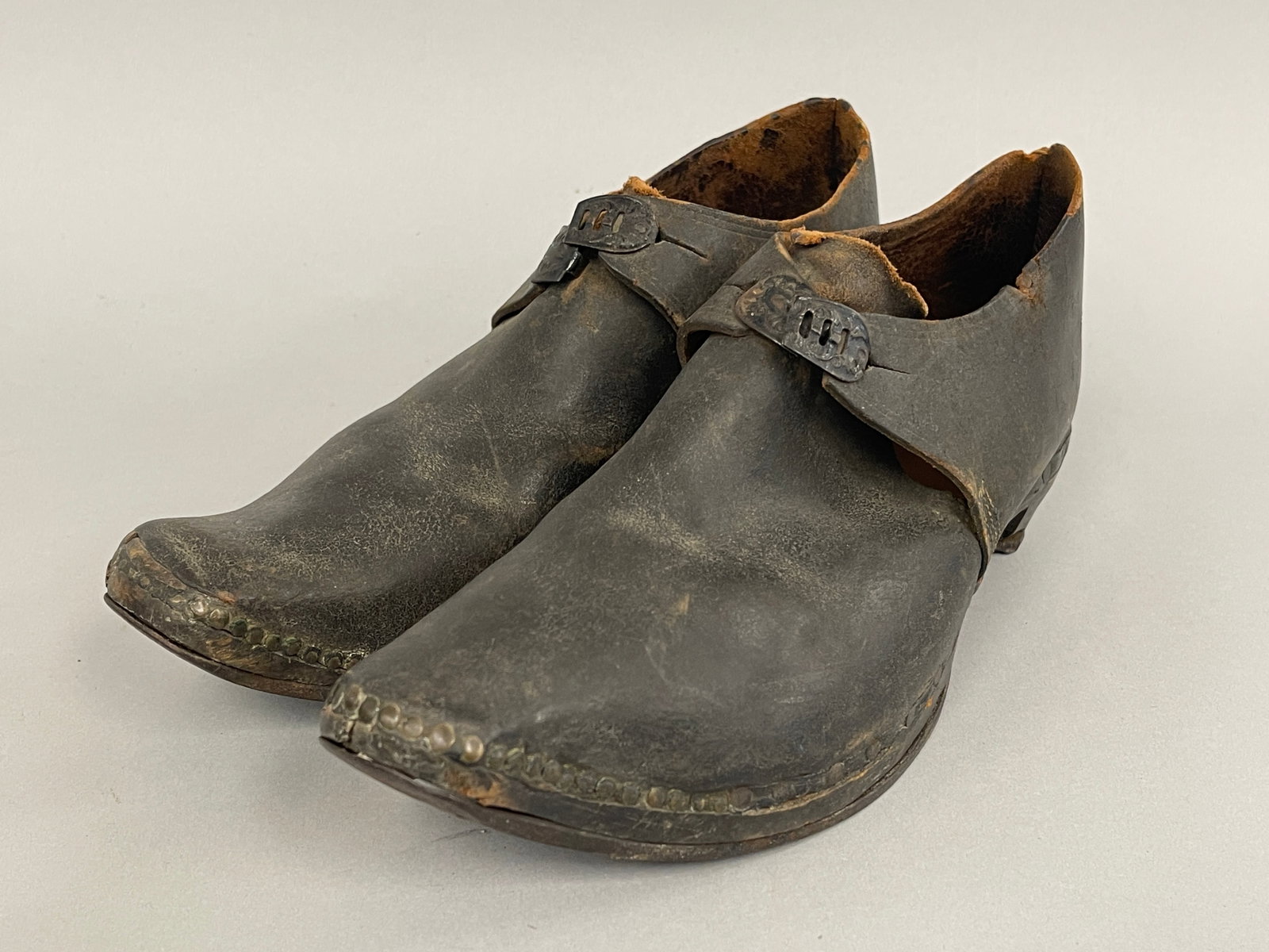 19TH C YOUNG MENS WOODEN CLOGS: 19TH C YOUNG MENS WOODEN CLOGS