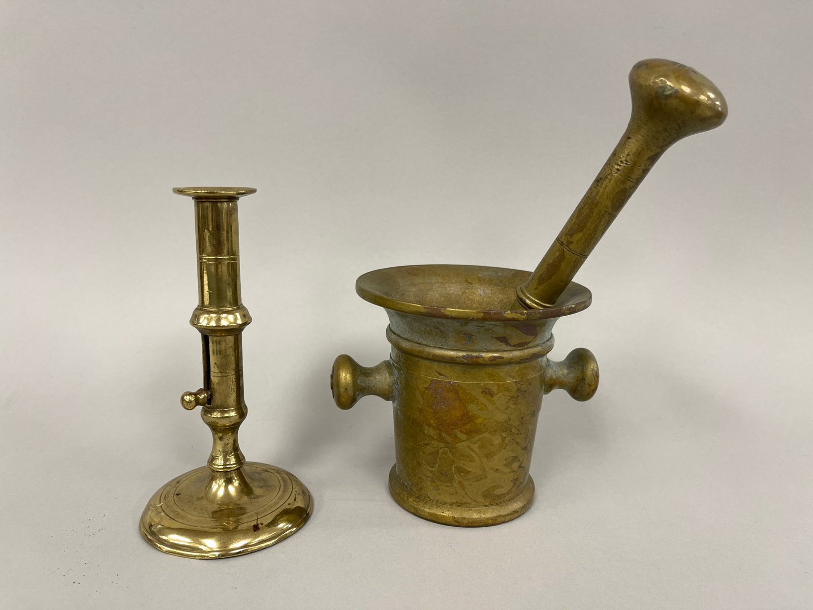 BRASS LOT , MORTAR AND PESTLE , PUSH UP CANDLESTICK: BRASS LOT , MORTAR AND PESTLE , PUSH UP CANDLESTICK