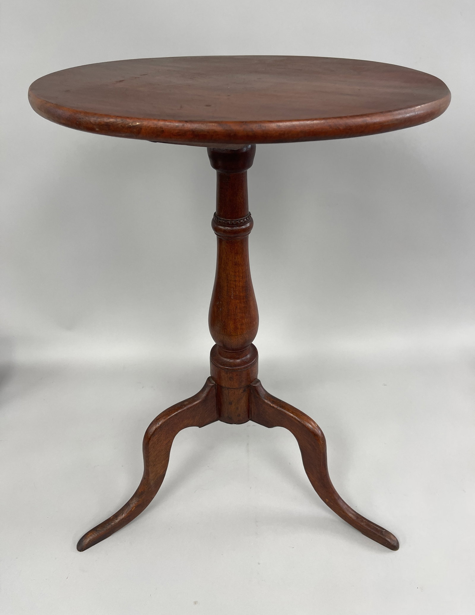 NEW ENGLAND CANDLE STAND: WELL-PROPORTIONED NEW ENGLAND CANDLE STAND WITH ELONGATED BULBOUS SHAFT 1760-1800 18 X 26.5T