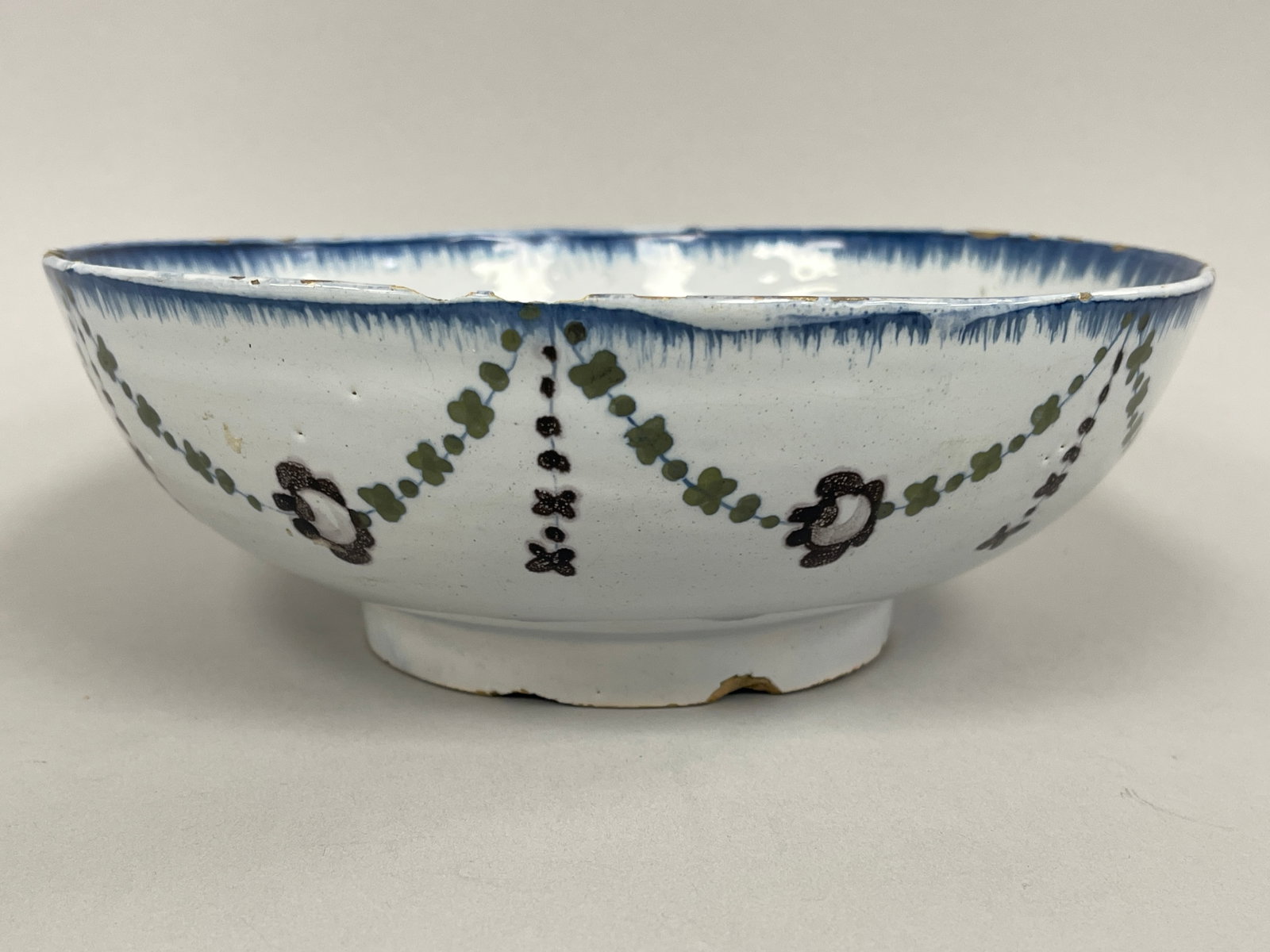 UNUSUAL LEEDS FEATHER EDGE PUNCH BOWL: UNUSUAL LEEDS FEATHER EDGE PUNCH BOWL WITH GARLANDS, ENGLAND 1790-1820