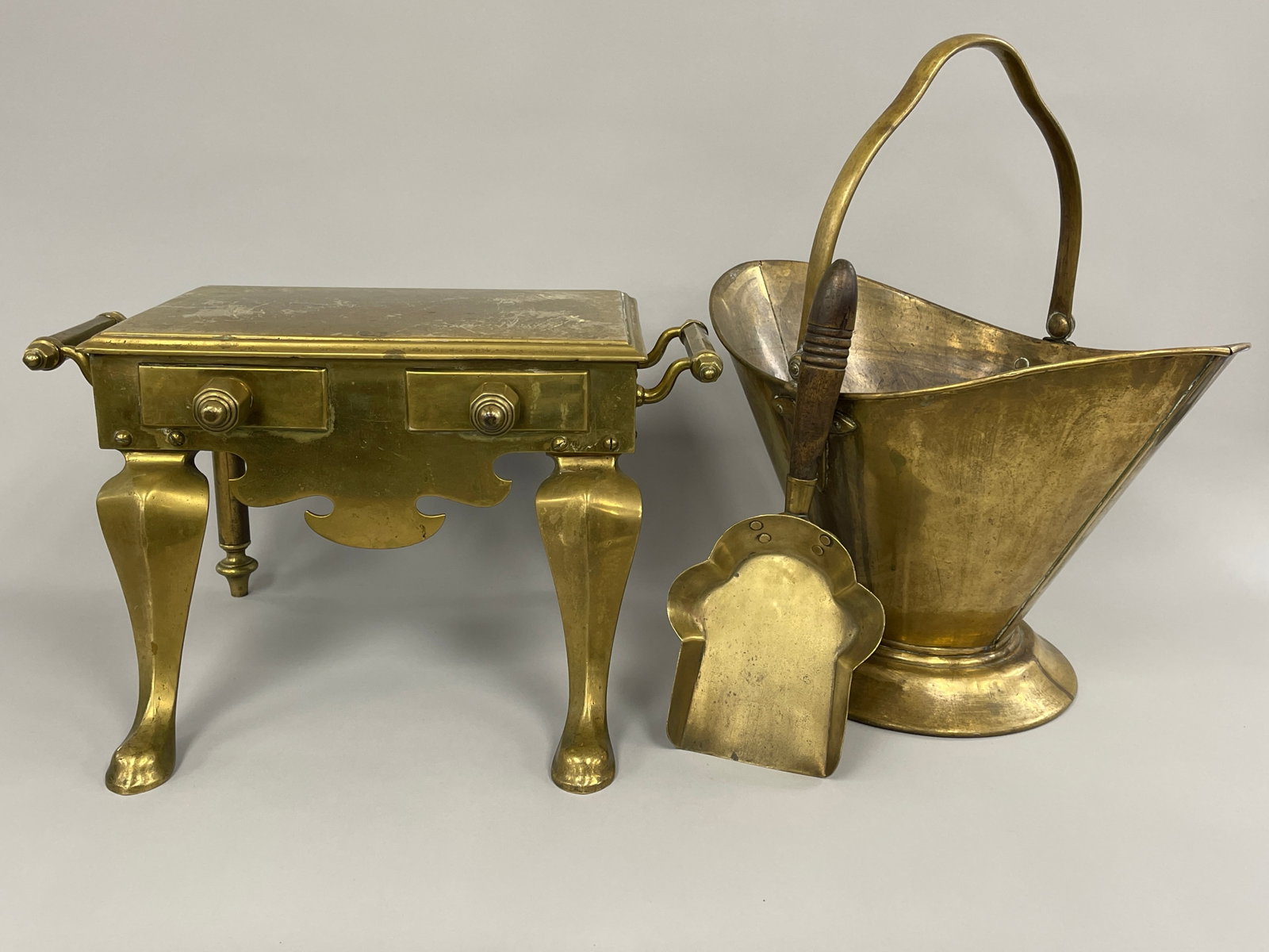 18TH C BRASS FOOTMAN SCUTTLE ASH SHOVEL: 18TH C BRASS FIREPLACE ITEMS FOOTMAN, SCUTTLE, ASH SHOVEL