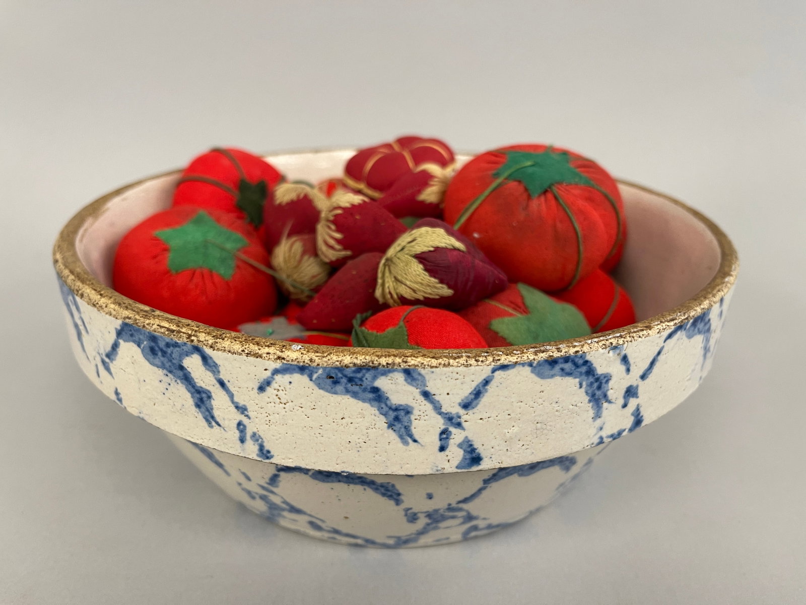 BLUE SPONGEWARE BOWL WITH COLLECTION PINCUSHION: BLUE SPONGEWARE BOWL WITH COLLECTION OF TOMATO AND STRAWBERRY PINCUSHION 4" X 9"
