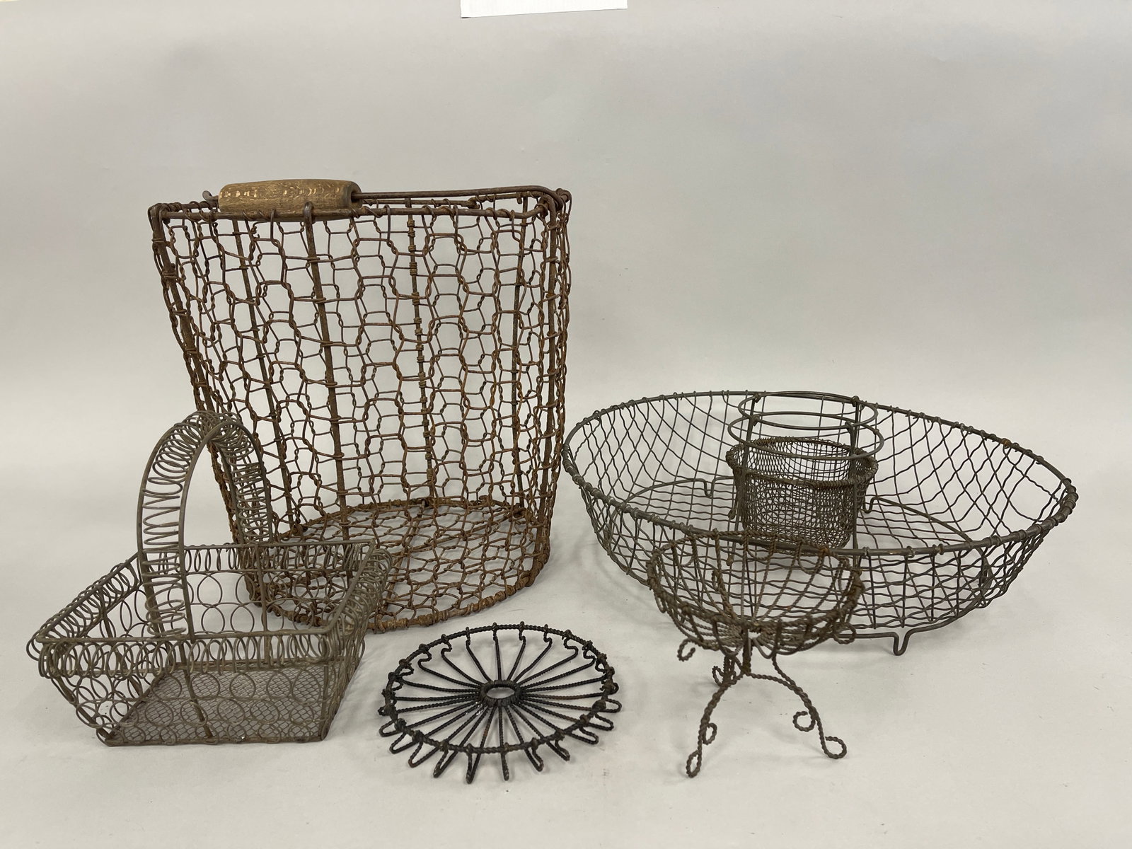 GROUPING OF WIRED ITEMS BASKETS , ECT (1 of 2)
