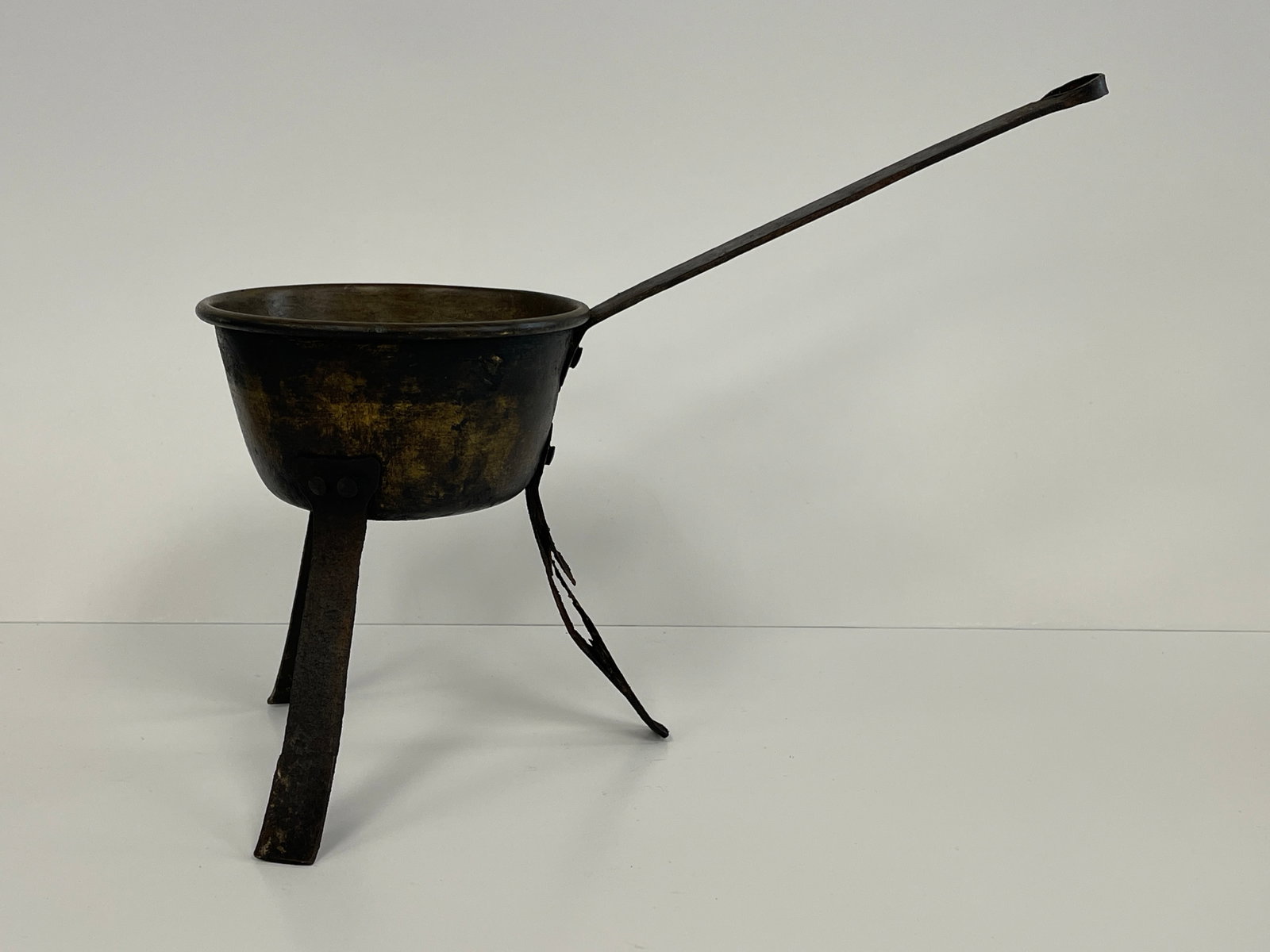 3 LEGGED BRASS POSSET WARMER: 3 LEGGED BRASS POSSET WARMER W/ INTERESTING IRON HANDLE 14" X 7"