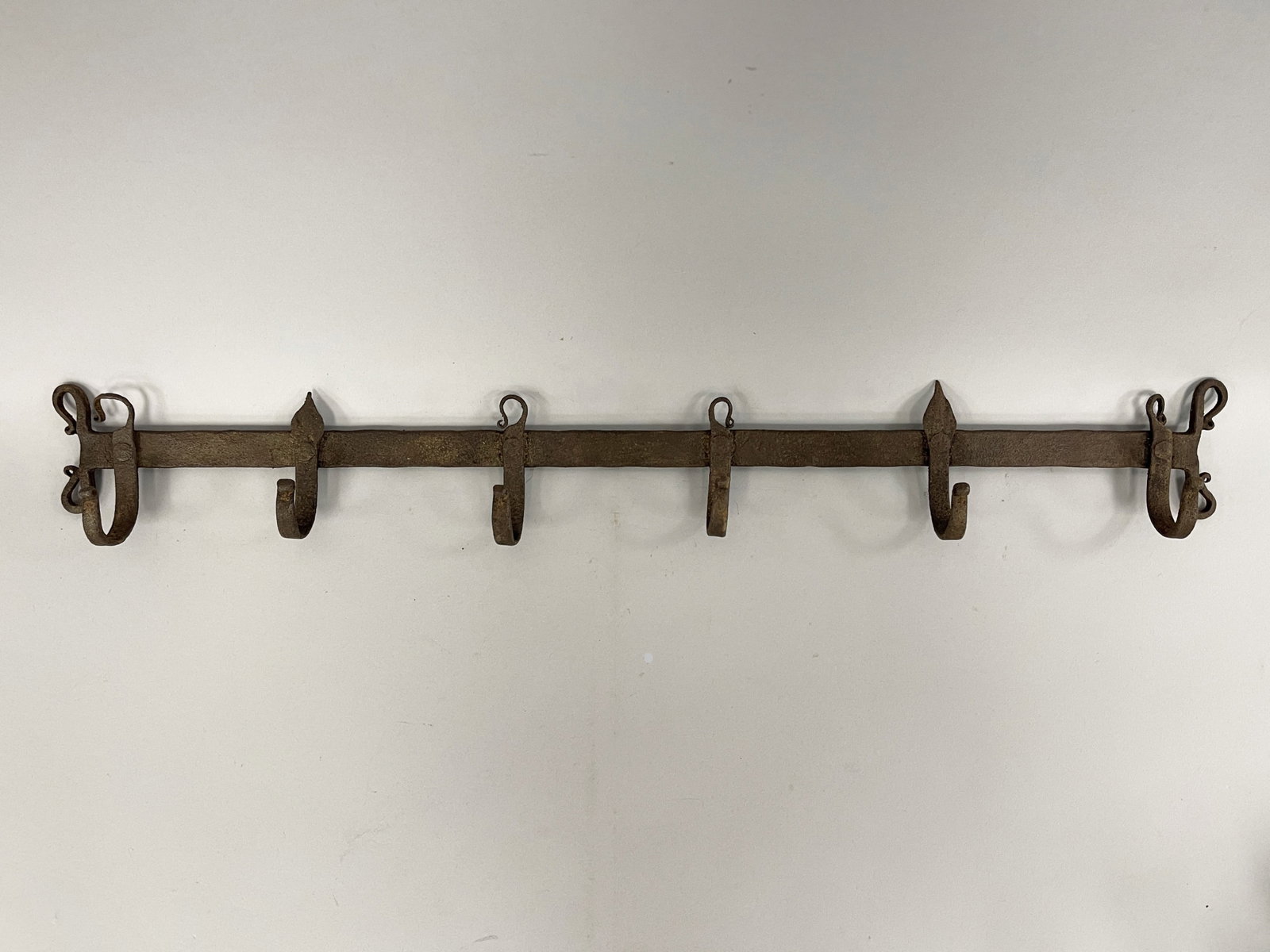 18TH C [PENNSYLVANIA FORGED IRON 6-HOOK UTENSIL RACK: 18TH C [PENNSYLVANIA FORGED IRON 6-HOOK UTENSIL RACK 25" X 3"