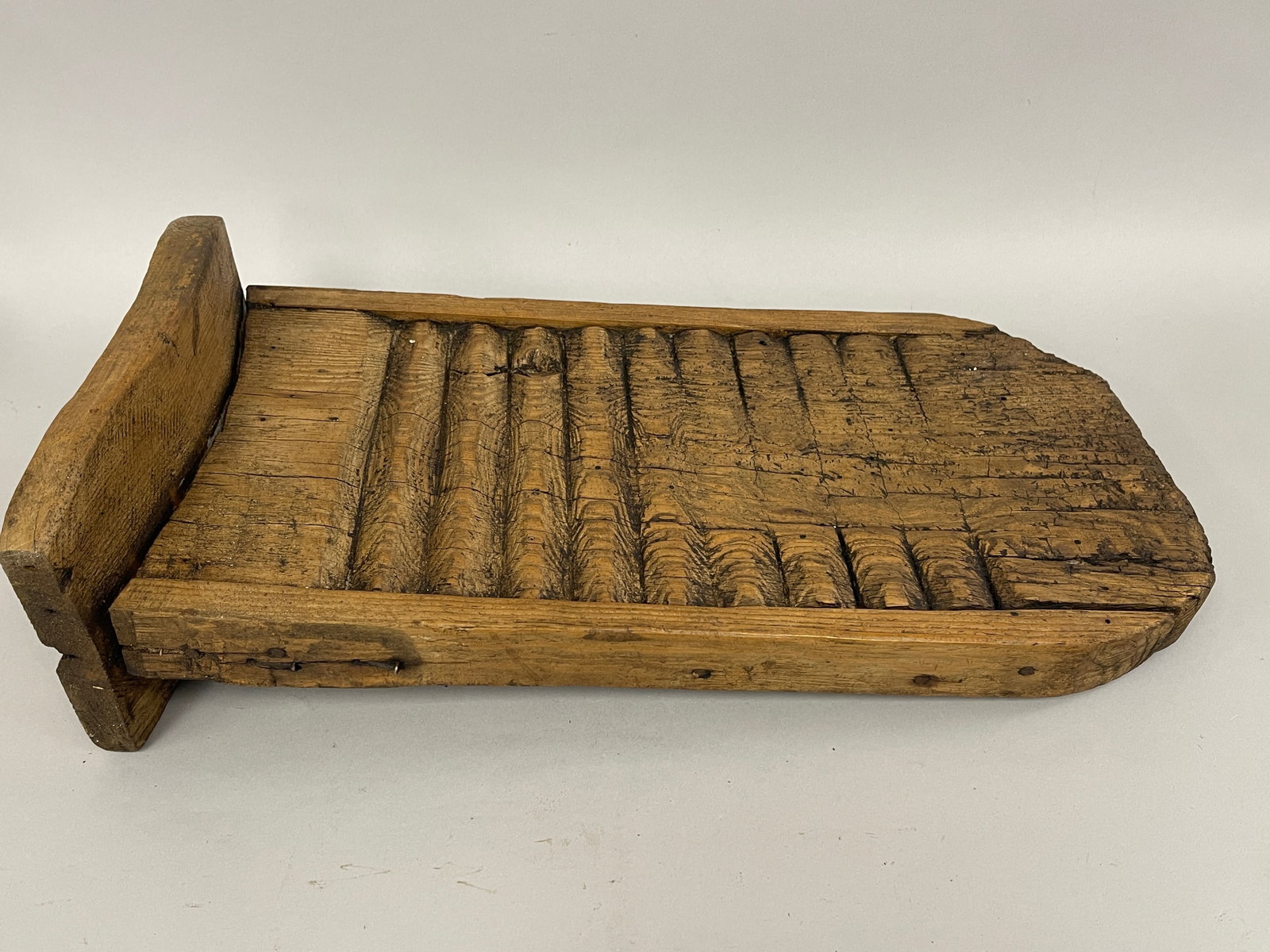 EARLY PRIMITIVE SCRUB BOARD: EARLY PRIMITIVE SCRUB BOARD 16" X 23"
