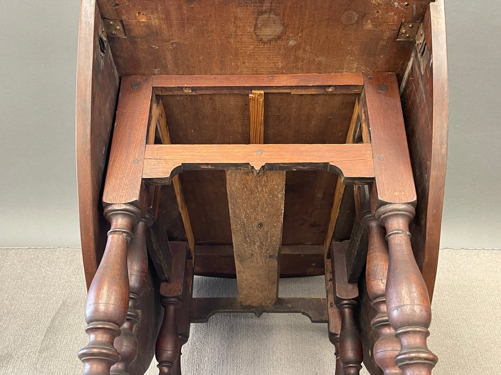 BOLDLY TURNED WALNUT GATELEG TABLE - 8