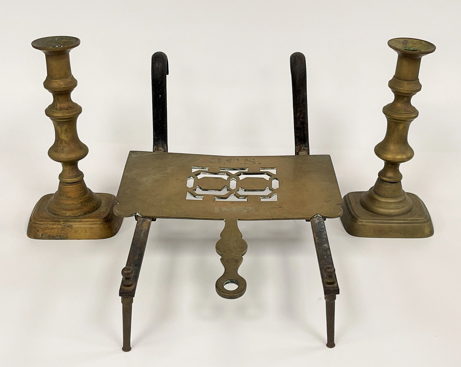 BRASS TRIVET DATES 1889, TWO BRASS PUSH UP CANDLESTICKS: BRASS TRIVET DATES 1889, TWO BRASS PUSH UP CANDLESTICKS