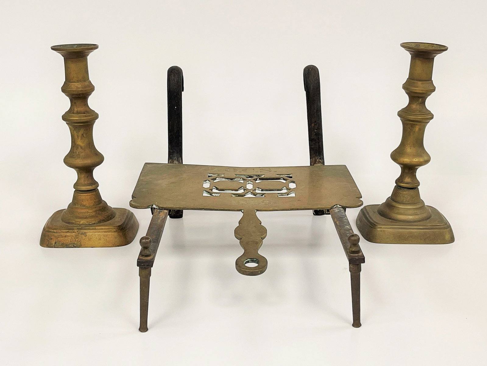 BRASS TRIVET DATES 1889, TWO BRASS PUSH UP CANDLESTICKS - 2