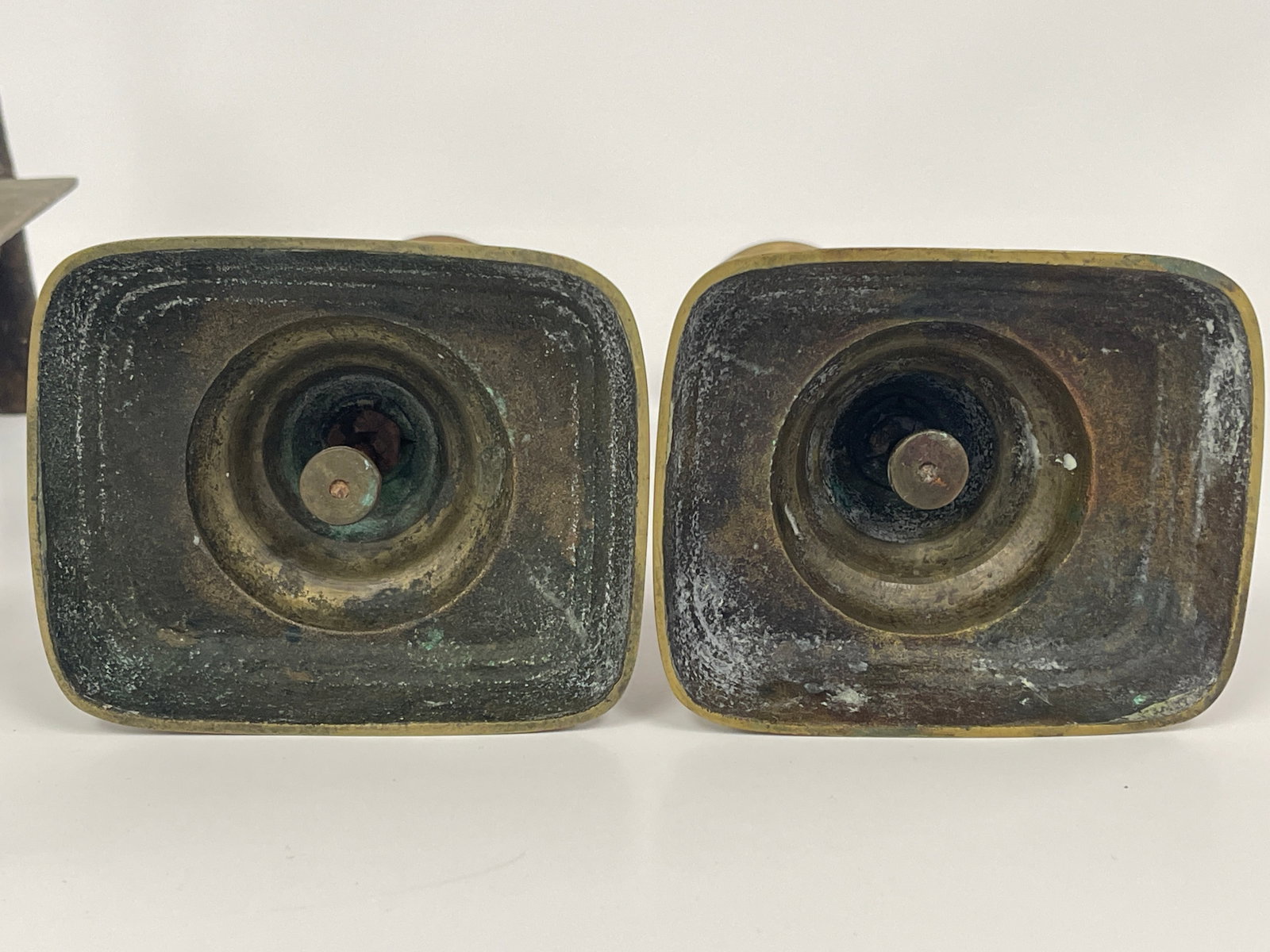 BRASS TRIVET DATES 1889, TWO BRASS PUSH UP CANDLESTICKS - 4