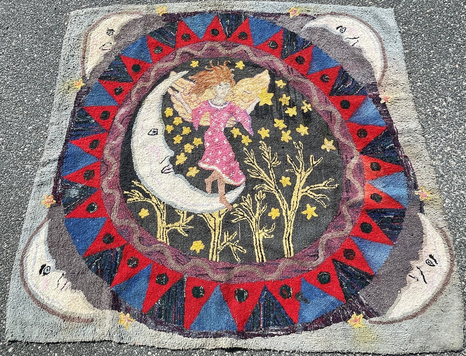FOLKY ANGEL ON MOON HOOKED RUG: FOLKY ANGEL ON MOON HOOKED RUG
