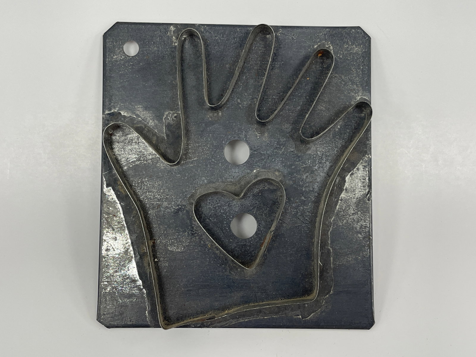 COOKIE CUTTER, HEART IN HAND: COOKIE CUTTER, HEART IN HAND 19TH C, SOLDERED SHEET IRON, FINE PATINA, EXCELLENT CONDITION.