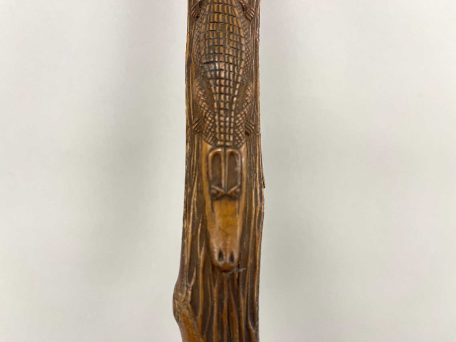 ALLIGATOR CARVED WALKING STICK: ALLIGATOR CARVED WALKING STICK ORIGINAL SURFACES, HARDWOOD, 19TH C, EXCELLENT CONDITION.