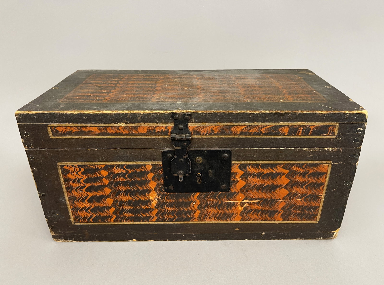 VT DECORATED DOCUMENT BOX: VT DECORATED DOCUMENT BOX ORIGINAL PAINT, BASSWOOD, C 1820, RARE SMALL SIZE, EXCELLENT CONDITION.