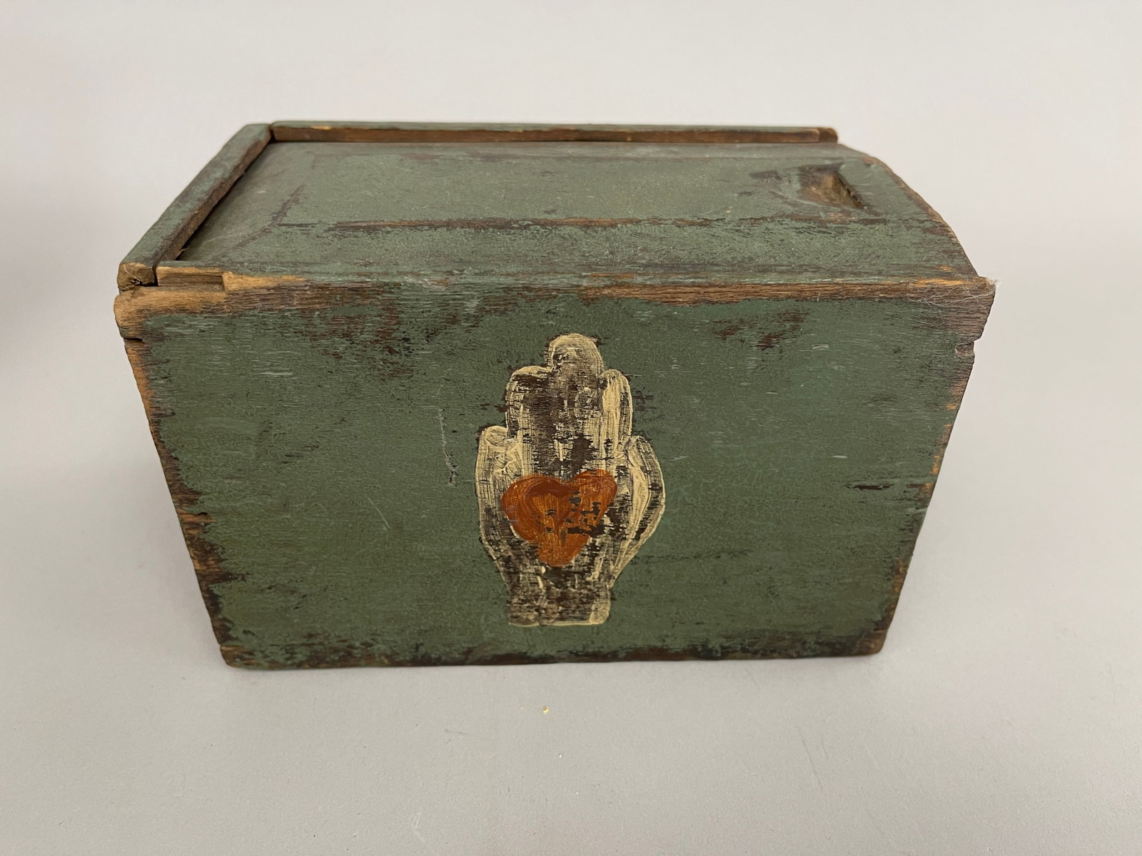 HEART IN HAND BOX: HEART IN HAND BOX RARE DECORATED SLIDE LID BOX, EARLY PAINTED SURFACES, PINE, C 1800, EXCELLENT CONDITION.