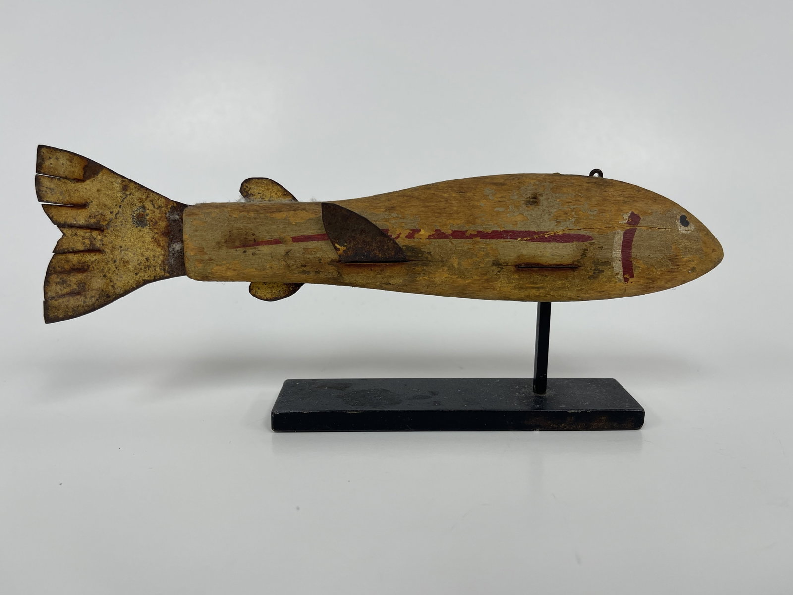 CARVED FISH DECOY: CARVED FISH DECOY ORIGINAL PAINT, EARLY 20TH C, WOOD & METAL, EXCELLENT CONDITION.