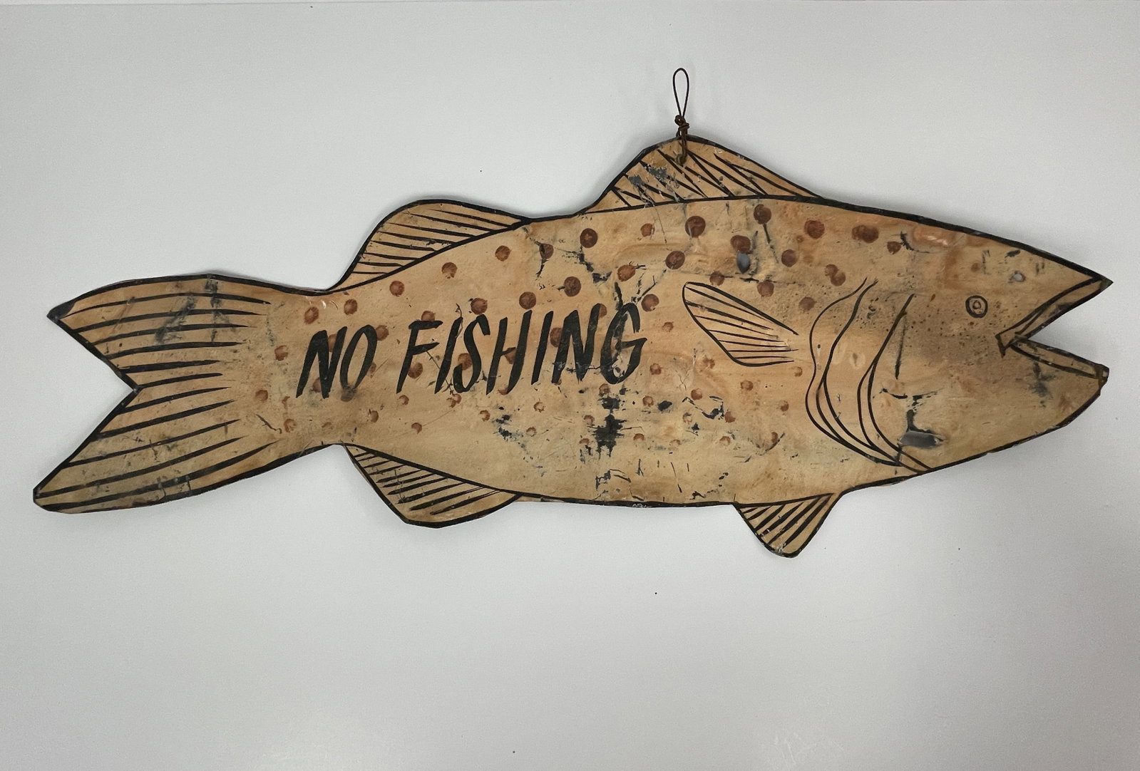 “NO FISHING?? SIGN: “NO FISHING” SIGN C 1900-20, ROLLED SHEET IRON (TIN), ORIGINAL PAINT, EXCELLENT CONDITION.