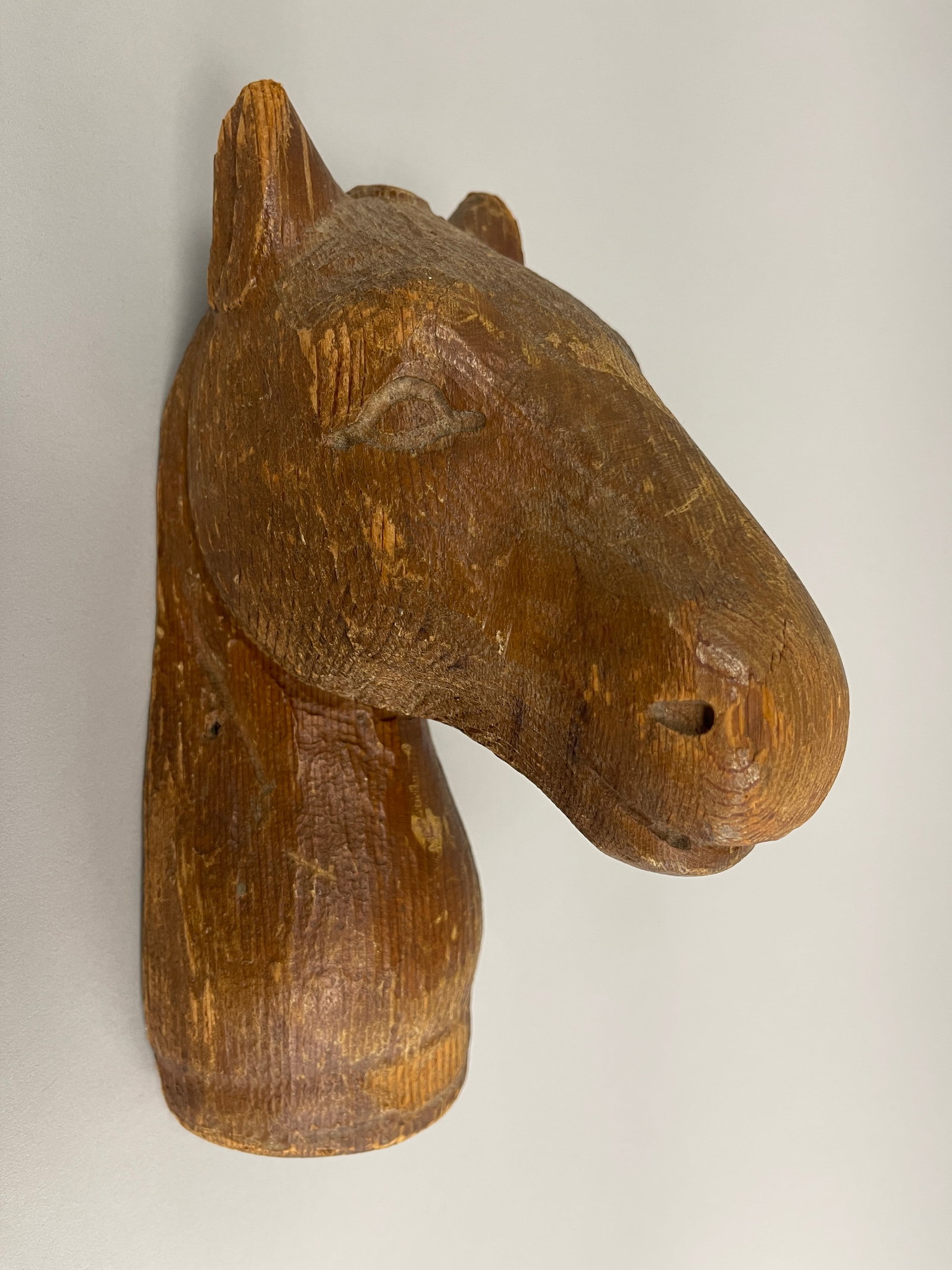 SMALL CARVED HORSE HEAD: SMALL CARVED HORSE HEAD C 1900, PINE, ORIGINAL PAINT, FLAT BACK FOR HANGING, EXCELLENT CONDITION.