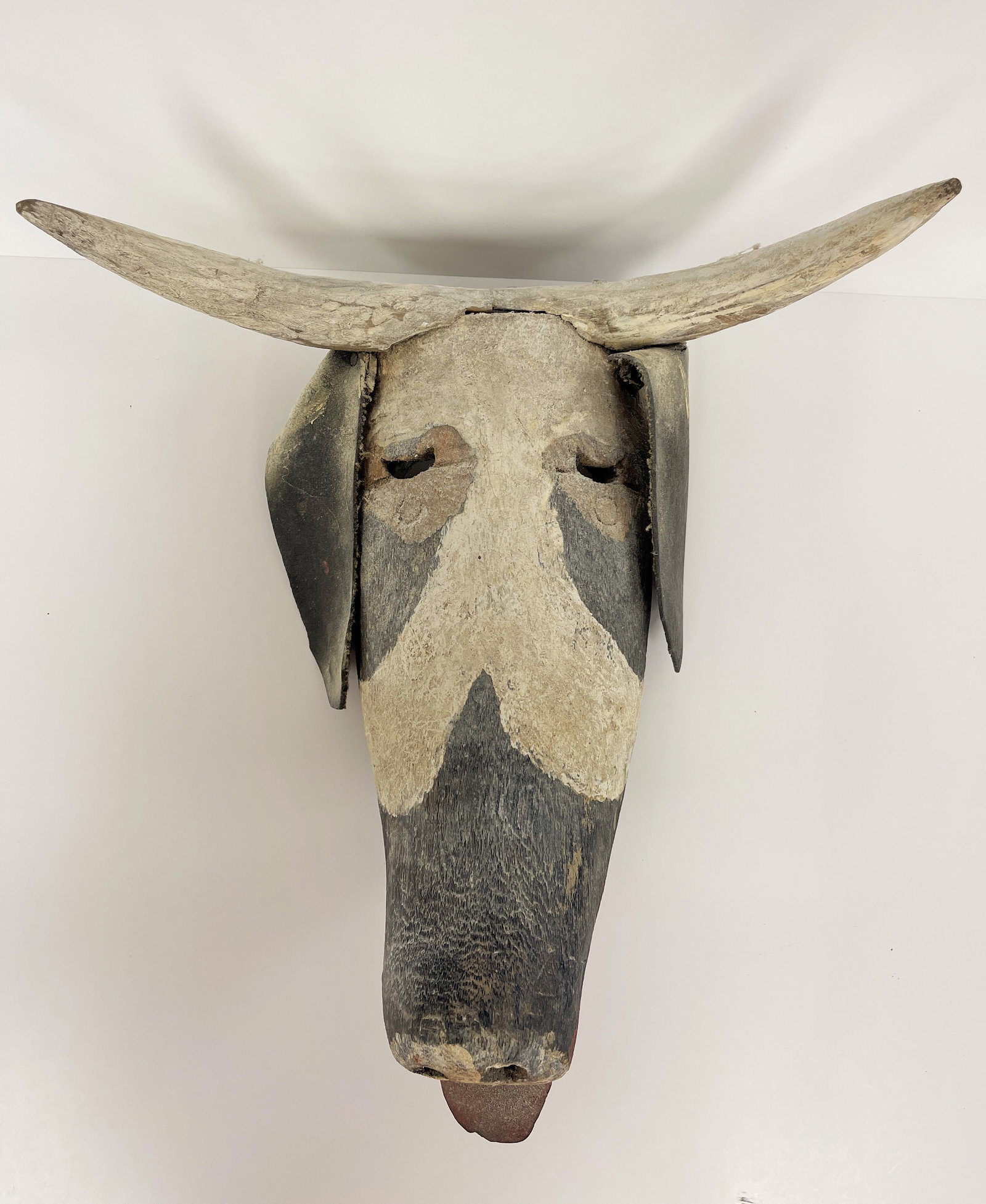 CARVED STEER HEAD: CARVED STEER HEAD C 1920, PINE & LEATHER, ORIGINAL PAINT, EXCELLENT CONDITION.