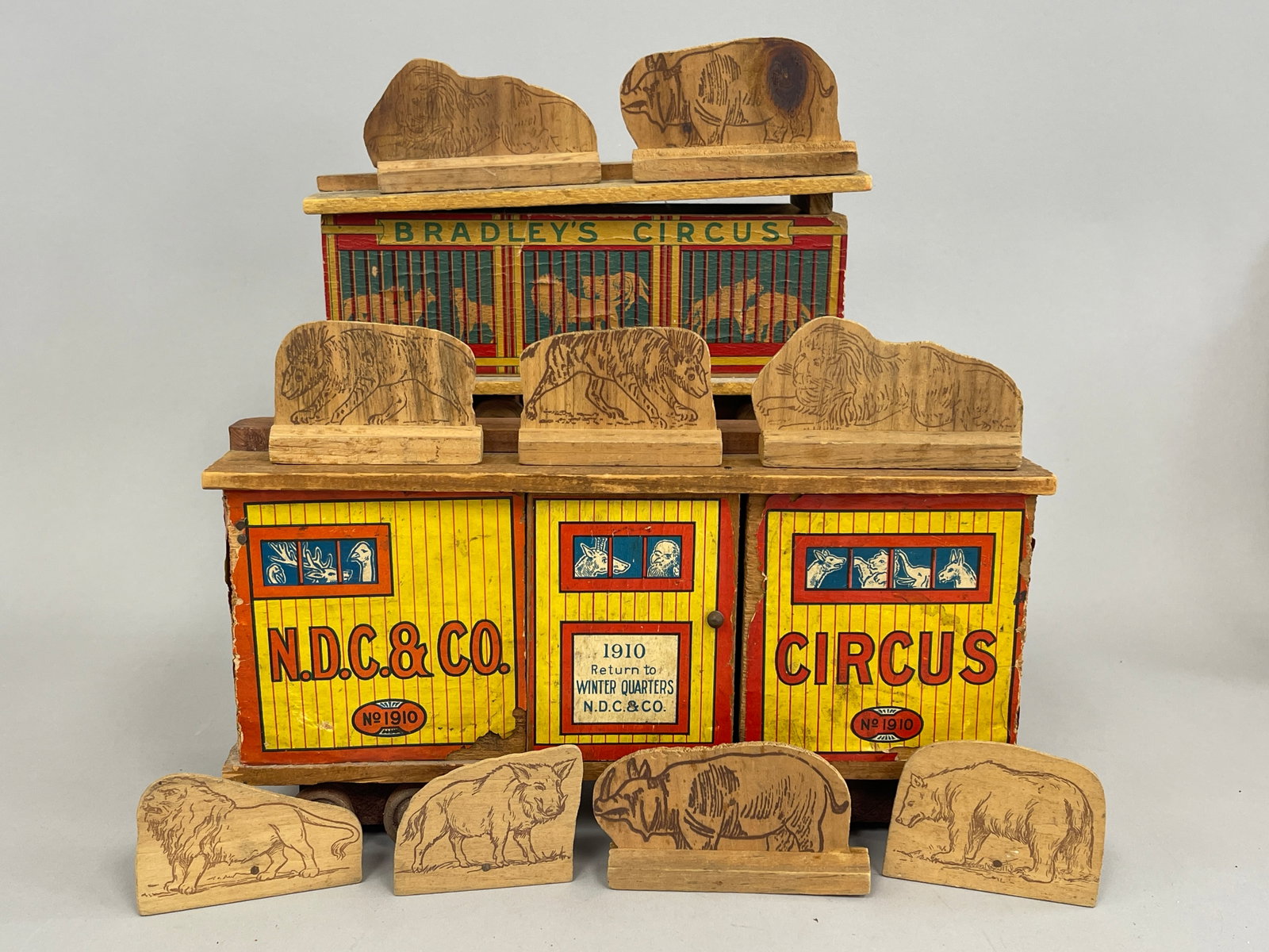 2 WOODEN CIRCUS TRAIN CARS: 2 WOODEN CIRCUS TRAIN CARS WITH ANIMALS EARLY 20TH C, LITHO DECORATED SIDES, 9 ANIMALS, VG CONDITION