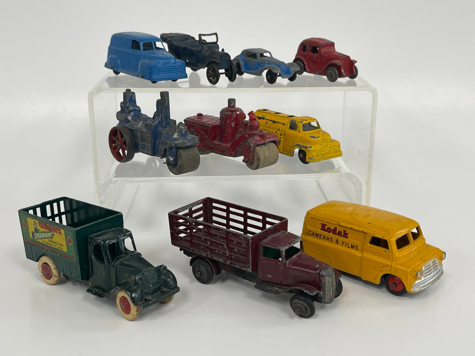 GROUP OF TEN DIECAST CARS & TRUCKS: GROUP OF TEN DIECAST CARS & TRUCKS EARLY 20TH C