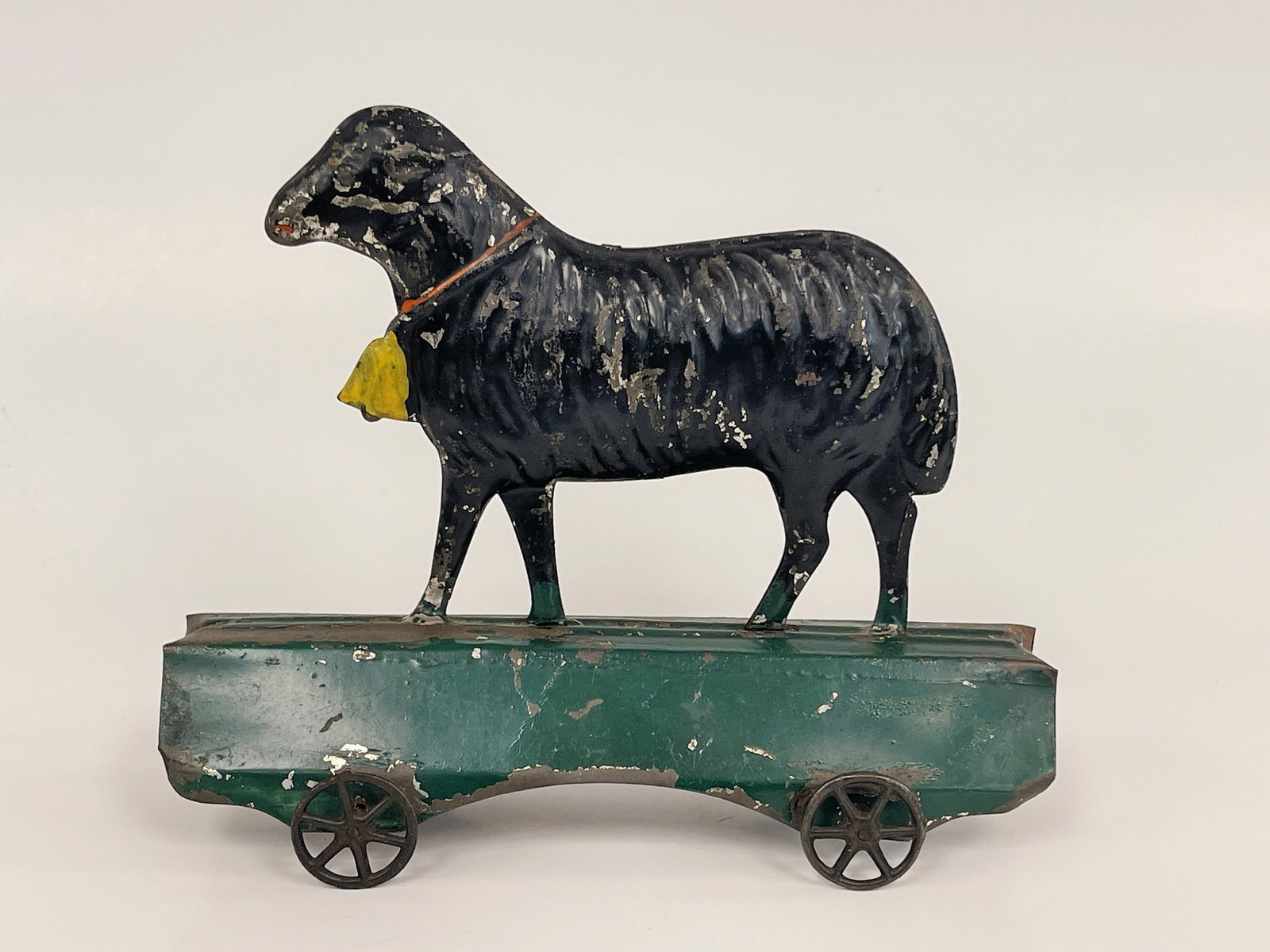 BLACK SHEEP PULL TOY (1 of 4)