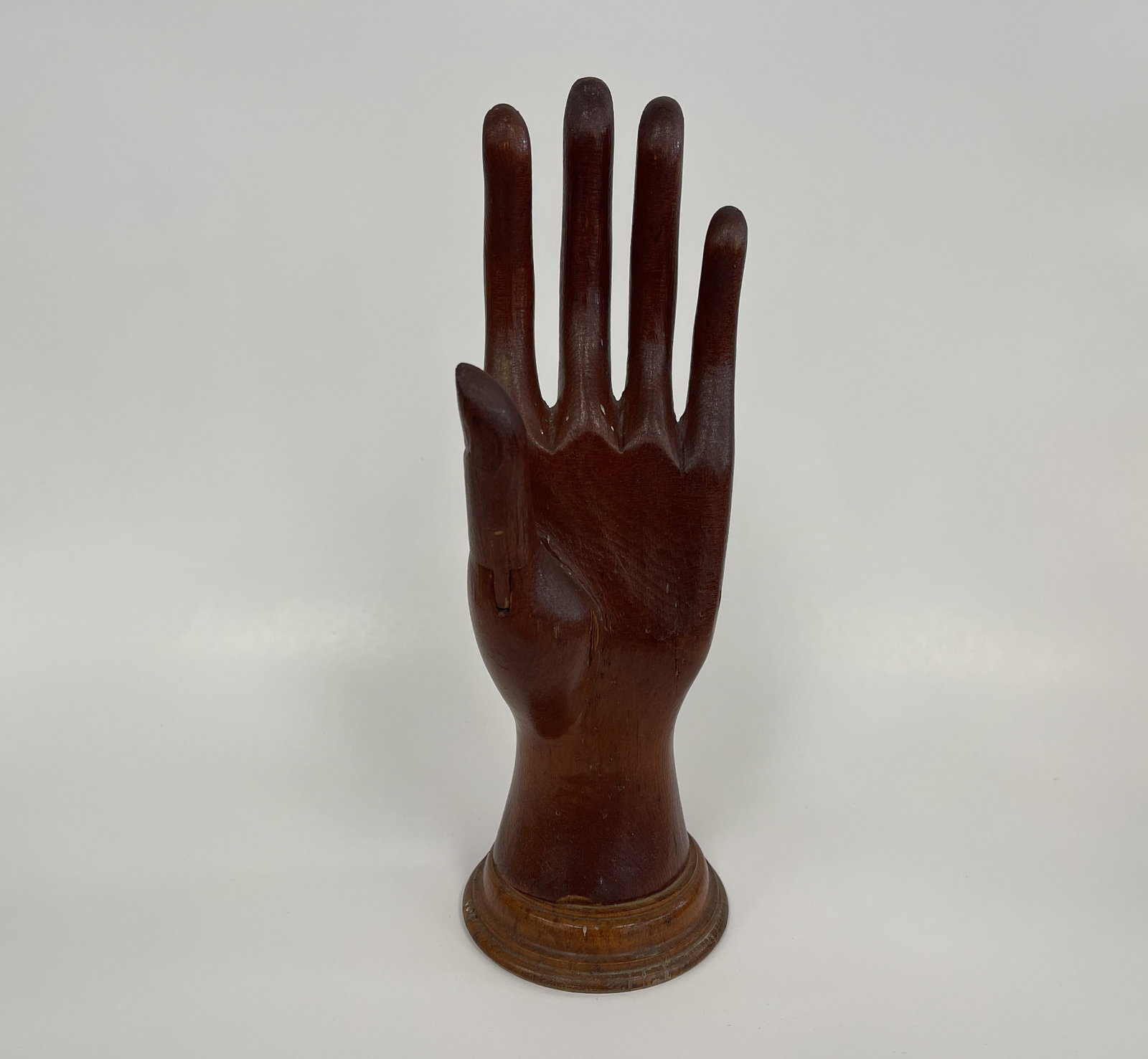CARVED HAND ARTIST’S MODEL: CARVED HAND ARTIST’S MODEL 19TH C, PINE, ARTICULATED THUMB, MODERN BASE, EXCELLENT PATINA & CONDITION