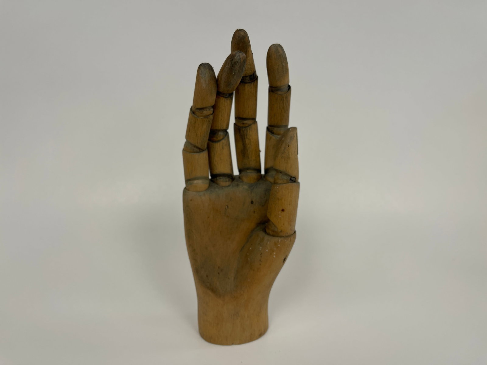 CARVED HAND ARTIST’S MODEL: CARVED HAND ARTIST’S MODEL 19TH C, HARDWOOD, FULLY ARTICULATED & WELL DETAILED, EXCELLENT CONDITION