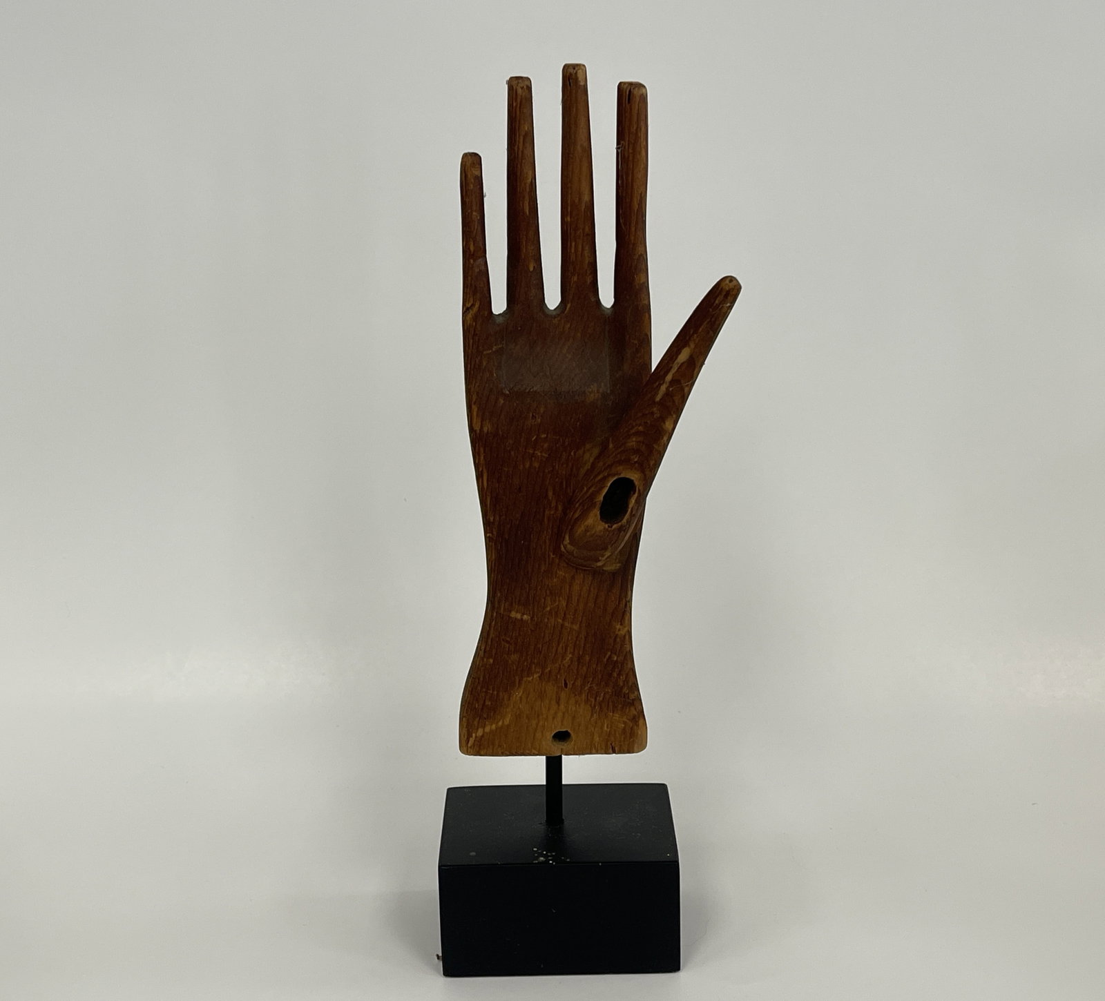 CARVED HAND ARTIST’S MODEL: CARVED HAND ARTIST’S MODEL 19TH C, PINE, ORIGINAL FINISH, ARTICULATED THUMB, EXCELLENT CONDITION