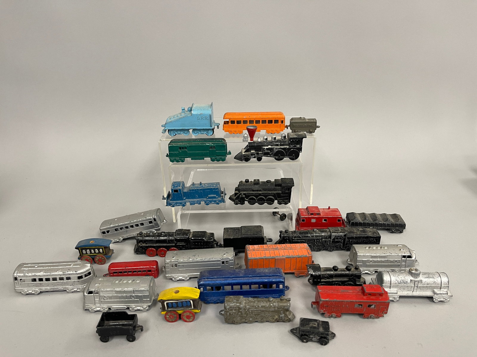 29 PIECE TRAIN GROUP - 3