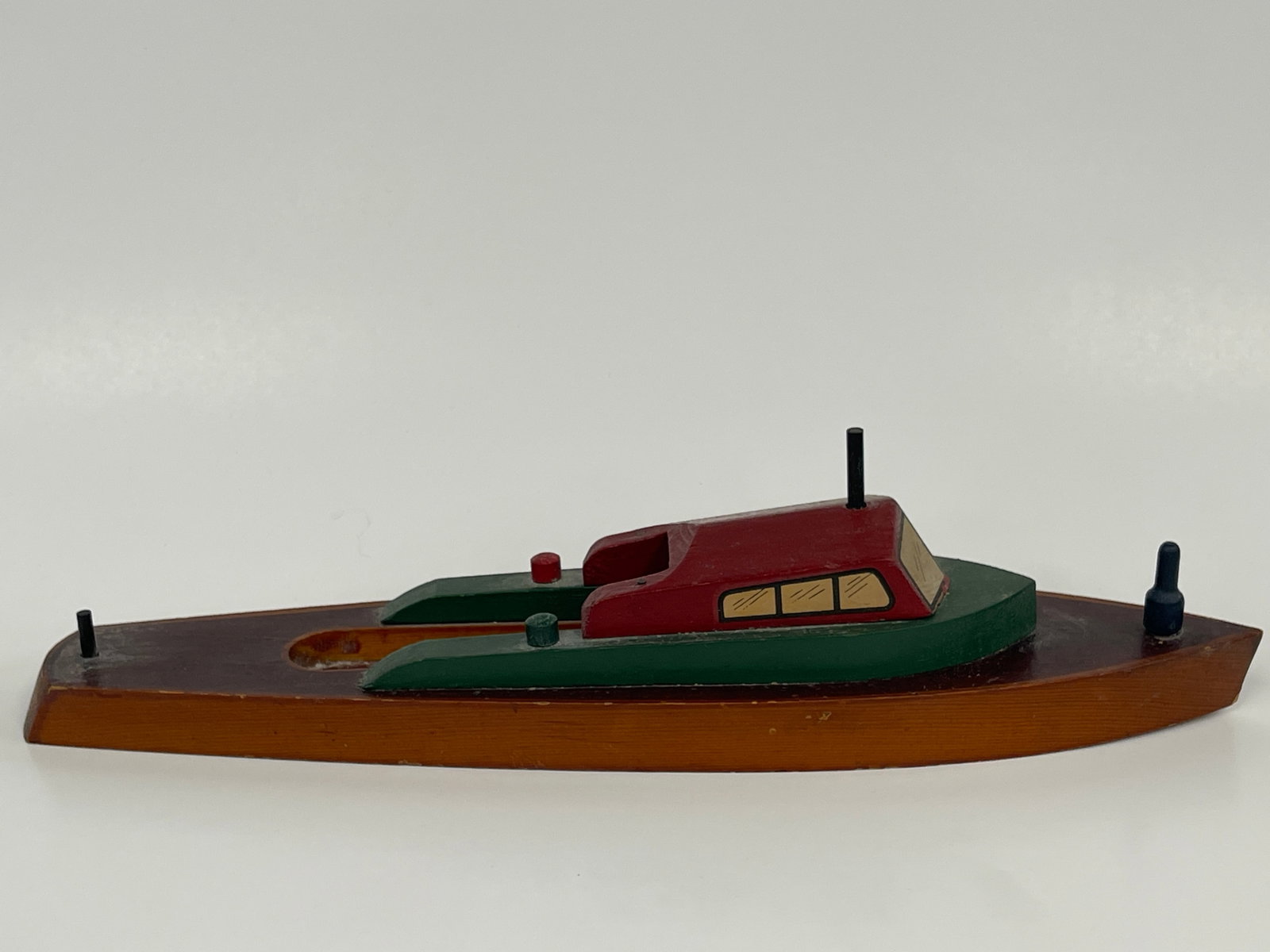 CARVED LAKE CRUISER: CARVED LAKE CRUISER C 1940, ORIGINAL PAINT WITH RED & GREEN CABIN, EXCELLENT CONDITION