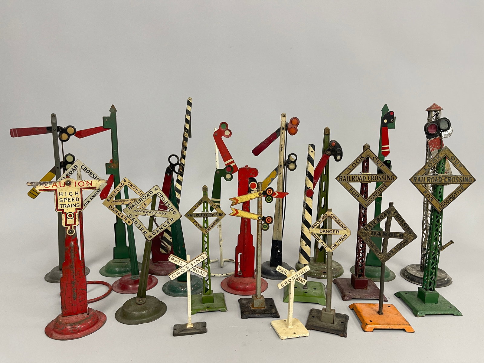 TOY TRAIN SIGNALS: TOY TRAIN SIGNALS C 1900-20’S, PRESSED STEEL, LOT OF 23. EXCELLENT CONDITION