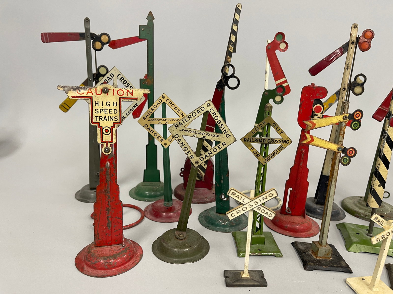 TOY TRAIN SIGNALS - 3