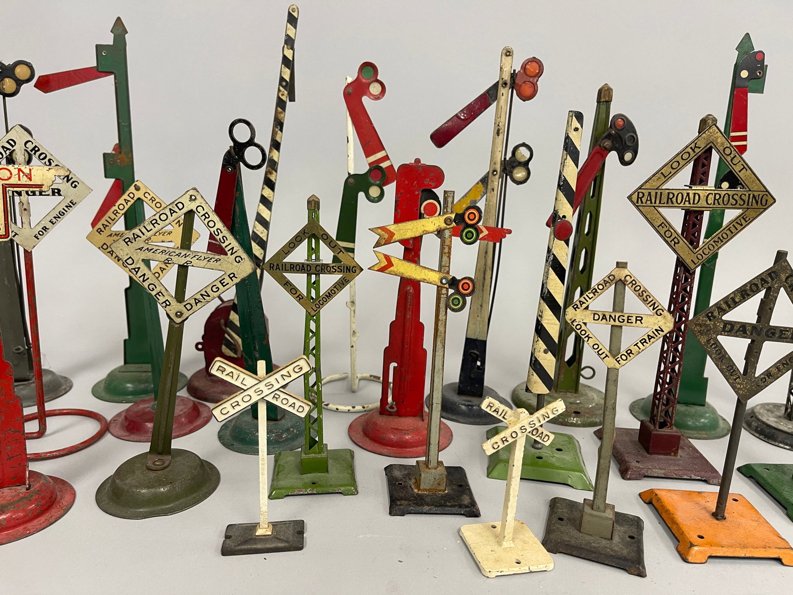 TOY TRAIN SIGNALS - 4