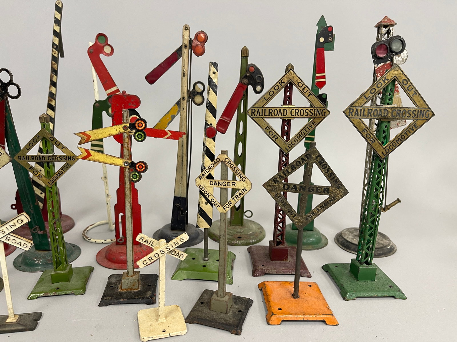 TOY TRAIN SIGNALS - 5