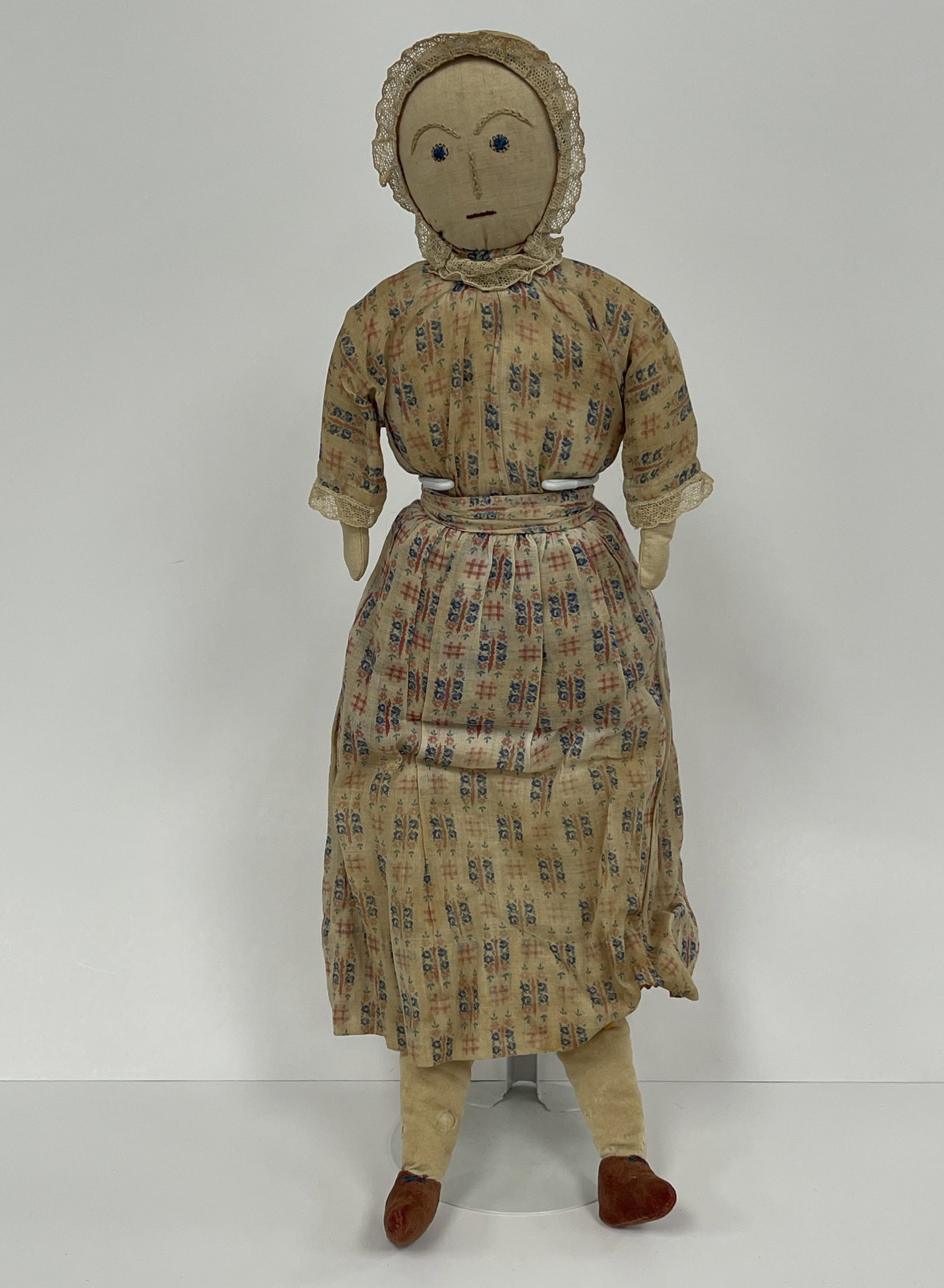 EARLY RAG DOLL: EARLY RAG DOLL 19TH C, EMBROIDERED FACE, TAN DRESS & BONNET, EXCELLENT CONDITION
