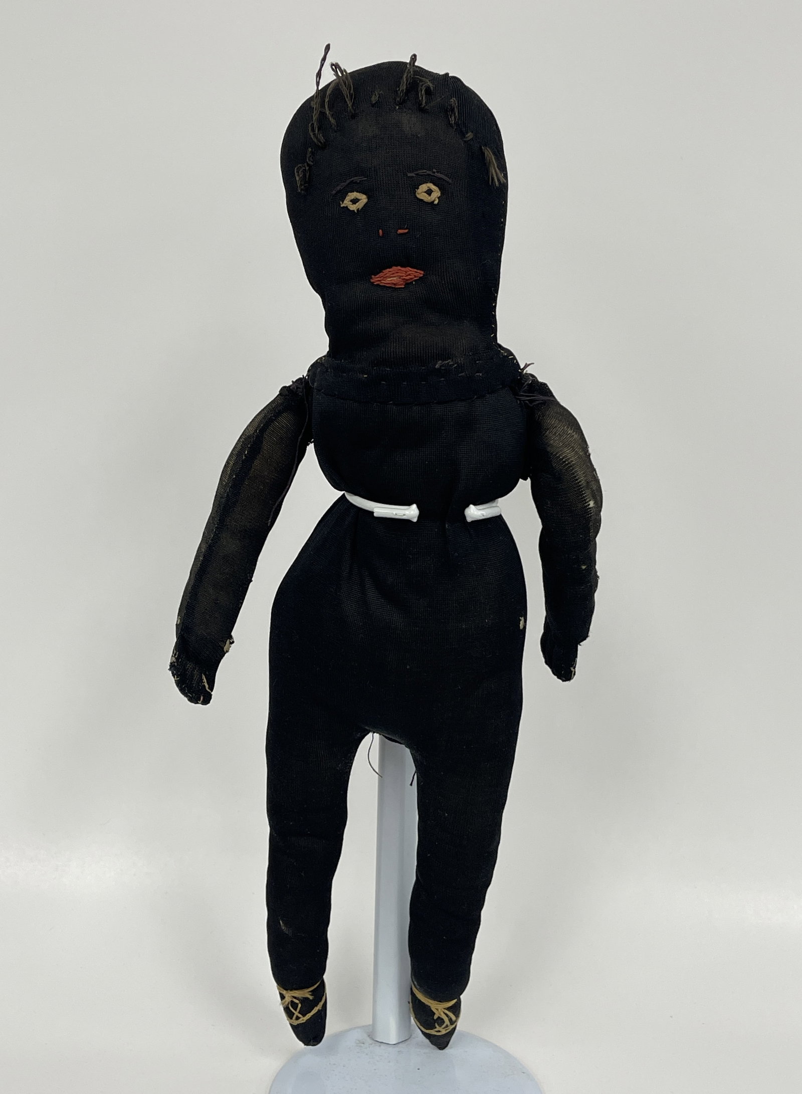 EARLY BLACK RAG DOLL: EARLY BLACK RAG DOLL 19TH C, EMBROIDERED FACE, NO CLOTHES, GOOD CONDITION