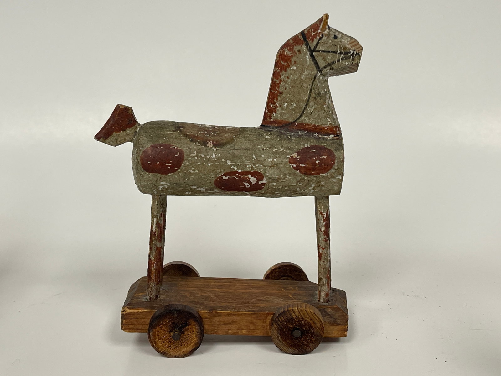SUPERB MINIATURE HORSE PULL TOY: SUPERB MINIATURE HORSE PULL TOY 19TH C, PINE, ORIGINAL PAINT, SKINNER’S PROVENANCE LABEL ATTACHED. EXCELLENT CONDITION.