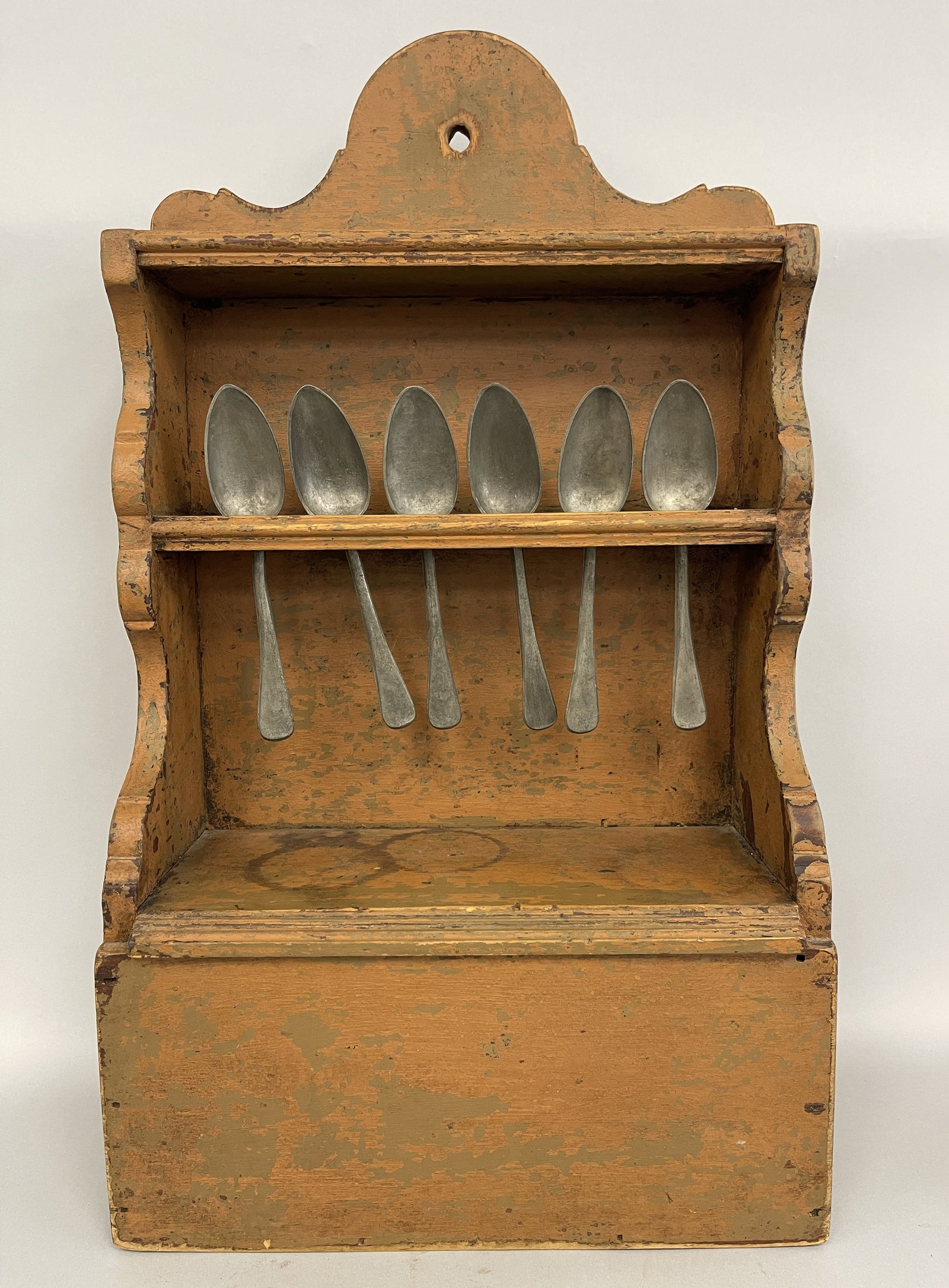FABULOUS LIDDED WALLBOX SPOON RACK: FABULOUS LIDDED WALLBOX SPOON RACK LATE 18TH C, PINE, HUDSON RIVER VALLEY, OLD MUSTARD OVER GREEN OVER ORIGINAL SPANISH BROWN PAINT. SOPHISTICATED FORM WITH SCROLLED CREST AND SIDES, MOLDED EDGE
