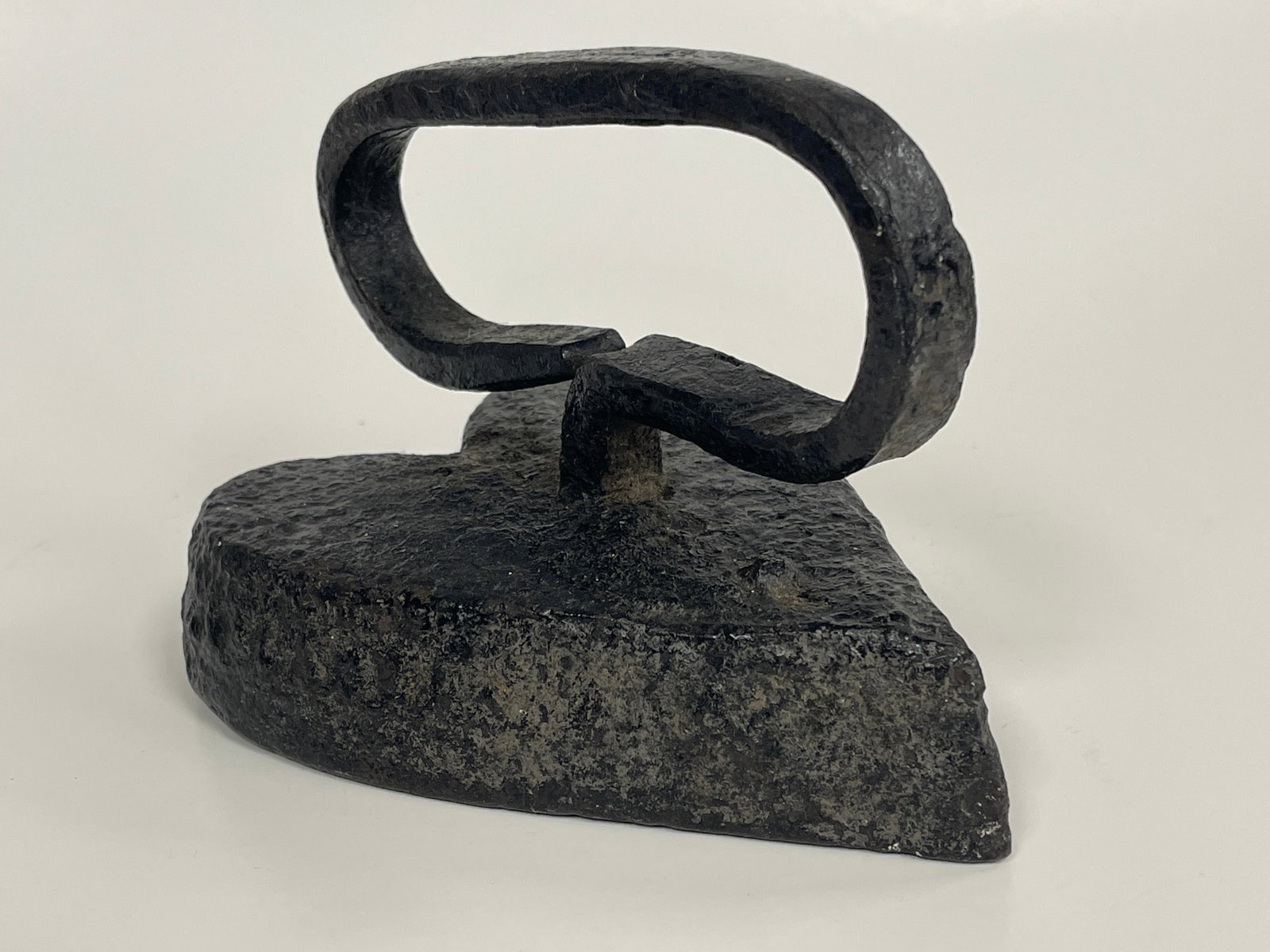 RARE HEART SHAPED SAD IRON: RARE HEART SHAPED SAD IRON LATE 18TH – EARLY 19TH C, FORGED IRON, ORIGINAL BLACK PAINT, OUTSTANDING FORM, TAPERED BODY, ELLIPTICAL HANDLE, EXCELLENT CONDITION.