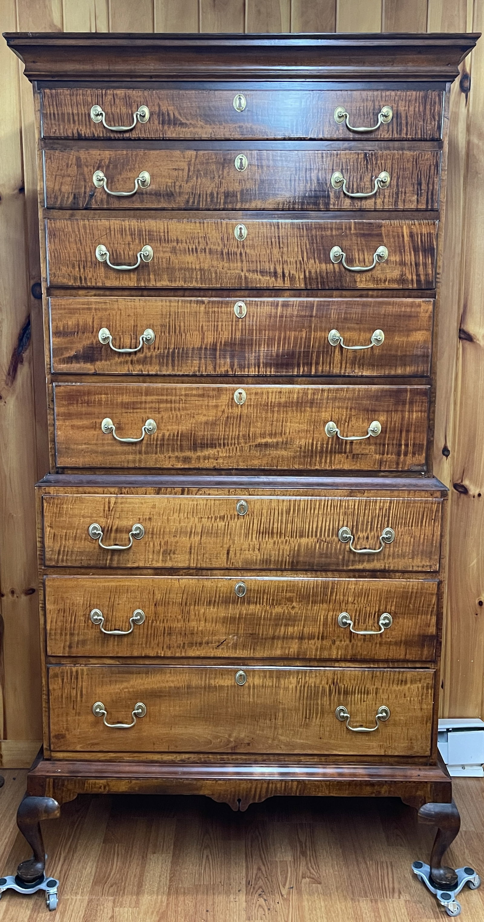 18TH C NEW HAMPSHIRE TIGER MAPLE QUEEN ANNE CHEST ON CHEST: BEST 18TH C NEW HAMPSHIRE TIGER MAPLE QUEEN ANNE CHEST ON CHEST FRAME IN BOLD TIGER MAPLE ALL ORIGINAL INCLUDING BRASSES DUNLAP SCHOOL WITH QA BUNDY FOOT FRAME WITH CENTER DROP