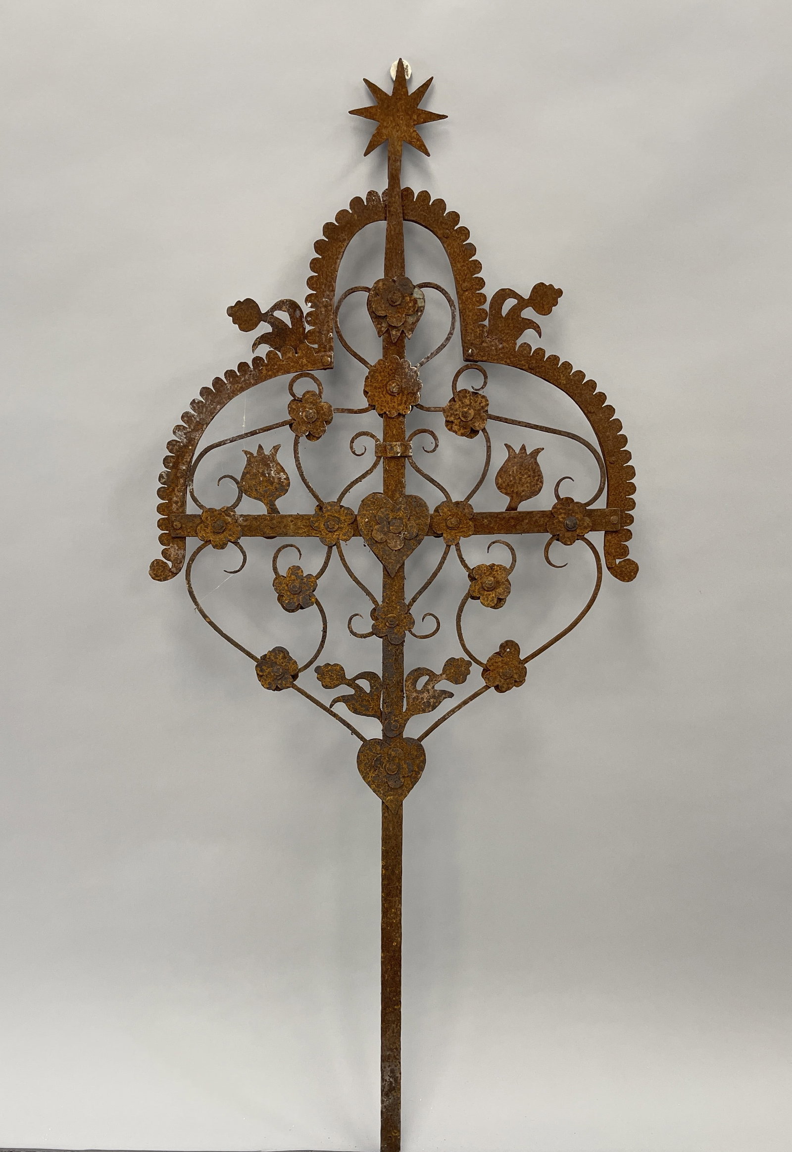 LARGE FANCIFUL ORNATE FORGED IRON GARDEN ORNAMENT: LARGE FANCIFUL ORNATE FORGED IRON GARDEN ORNAMENT