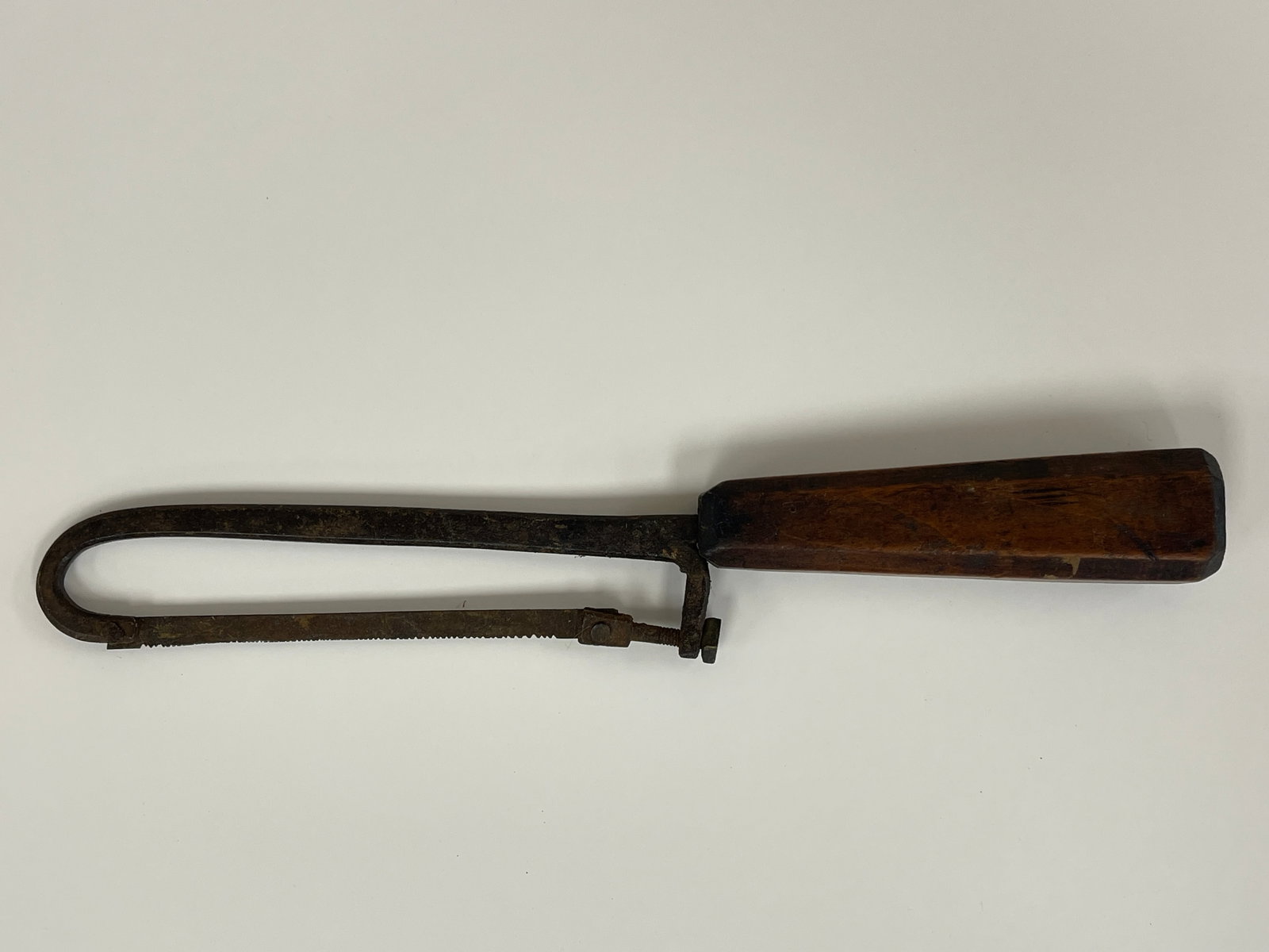 18THC CHERRY HANDLE AMERICAN BARBER-SURGEON'S BONE SAW: 18THC CHERRY HANDLE AMERICAN BARBER-SURGEON'S BONE SAW