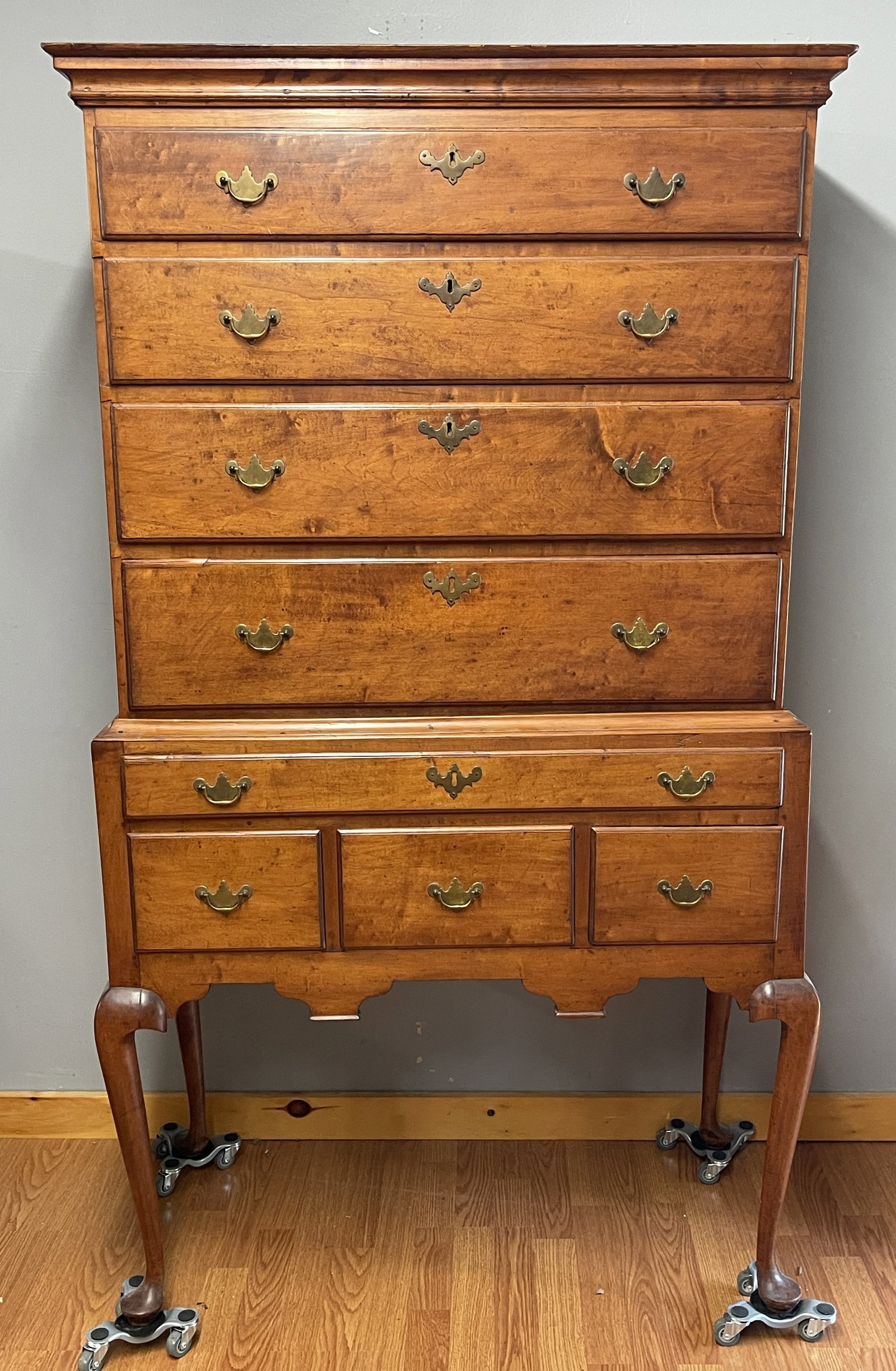 FINE 18TH C CT QUEEN ANNE HIGHBOY: FINE 18TH C CT FIGURED MAPLE QUEEN ANNE HIGHBOY ALL ORIGINAL BRASSES EARLY FORM AND GREAT OLD COLOR