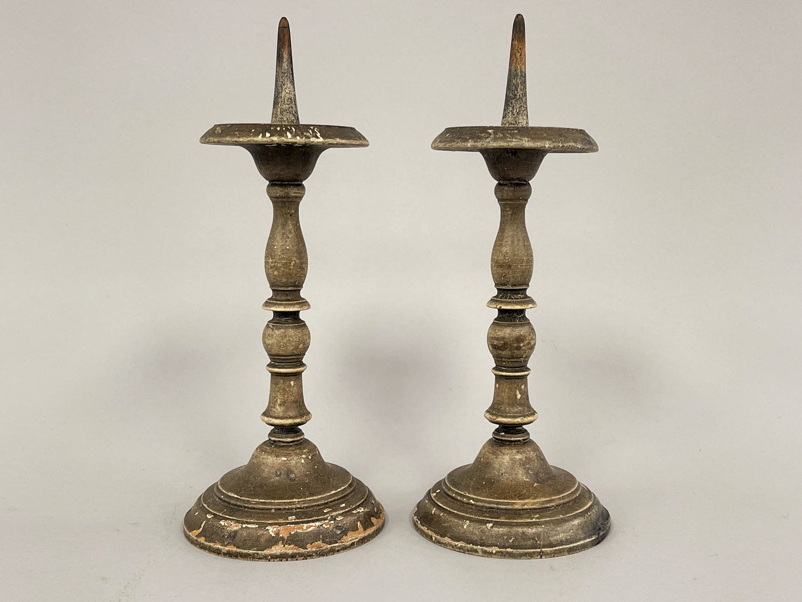 EXCEPTIONAL W & M CANDLESTICKS C 1700-20: EXCEPTIONAL W & M CANDLESTICKS C 1700-20, PINE, NEW ENGLAND, EARLY PAINTED SURFACES, OUTSTANDING TURNINGS, EACH WITH UNDERSIDE â??WEDGEâ?? ROSEHEAD NAIL SECURING POST TO BASE. MINOR EARLY PUTTY